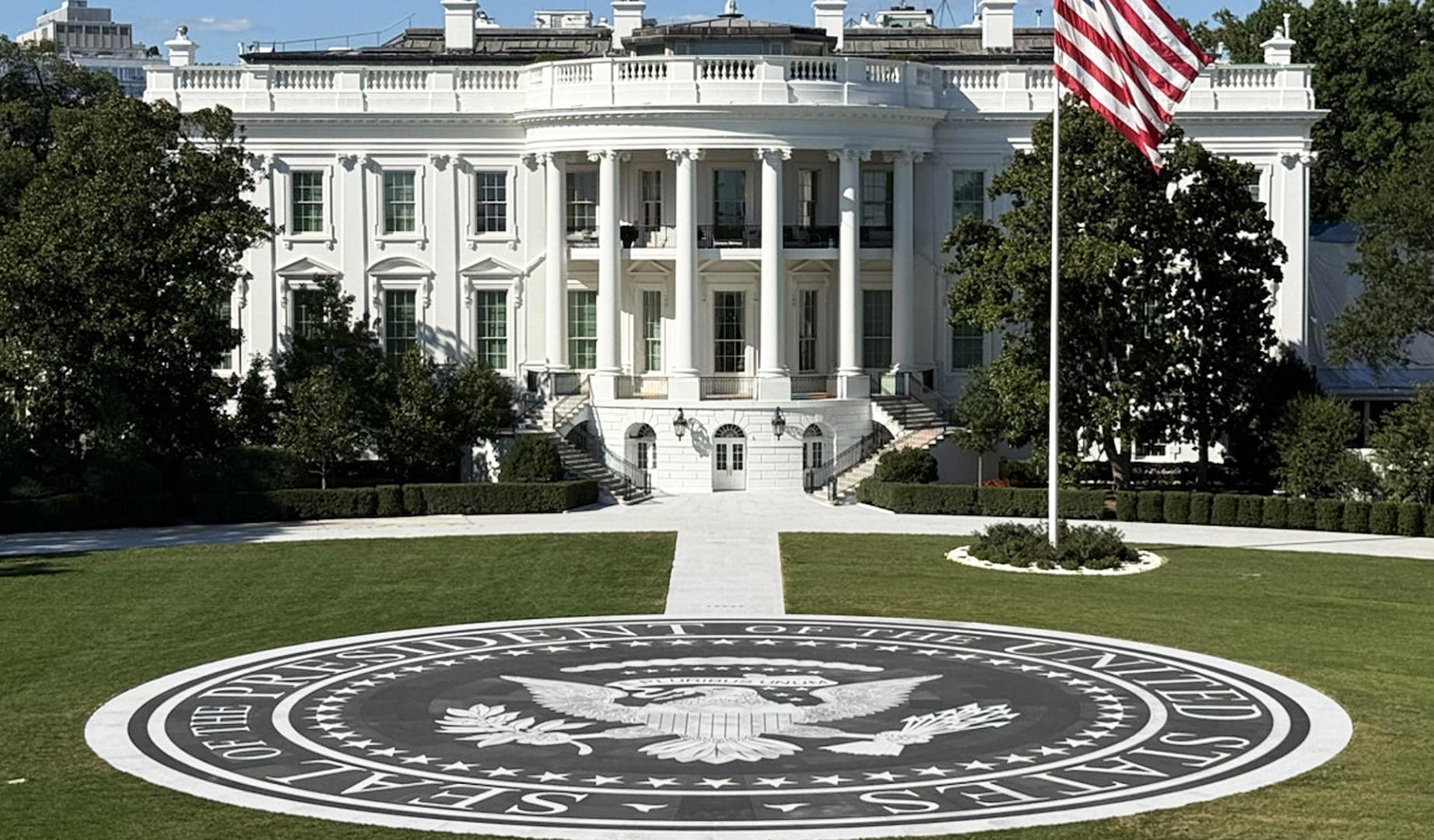 Fotografía tomada de la cuenta oficial de la red social Truth Social @realDonaldTrump del presidente de Estados Unidos, Donald Trump, quien anunció que ha concluido la construcción de un helipuerto permanente de granito en el jardín sur de la Casa Blanca