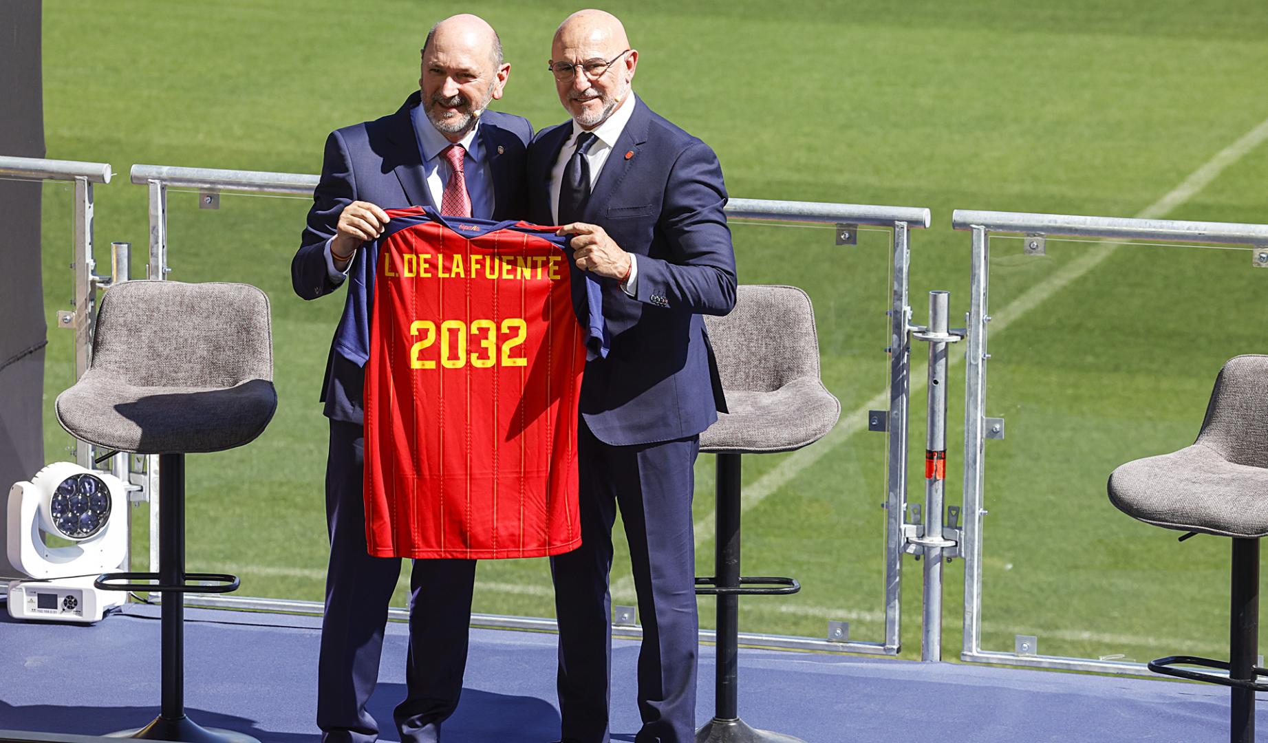 El presidente de la Real Federación Española de Fútbol (RFEF), Rafael Louzán (izda.) y el seleccionador Luis de la Fuente durante el acto con la renovación del riojano hasta 2032