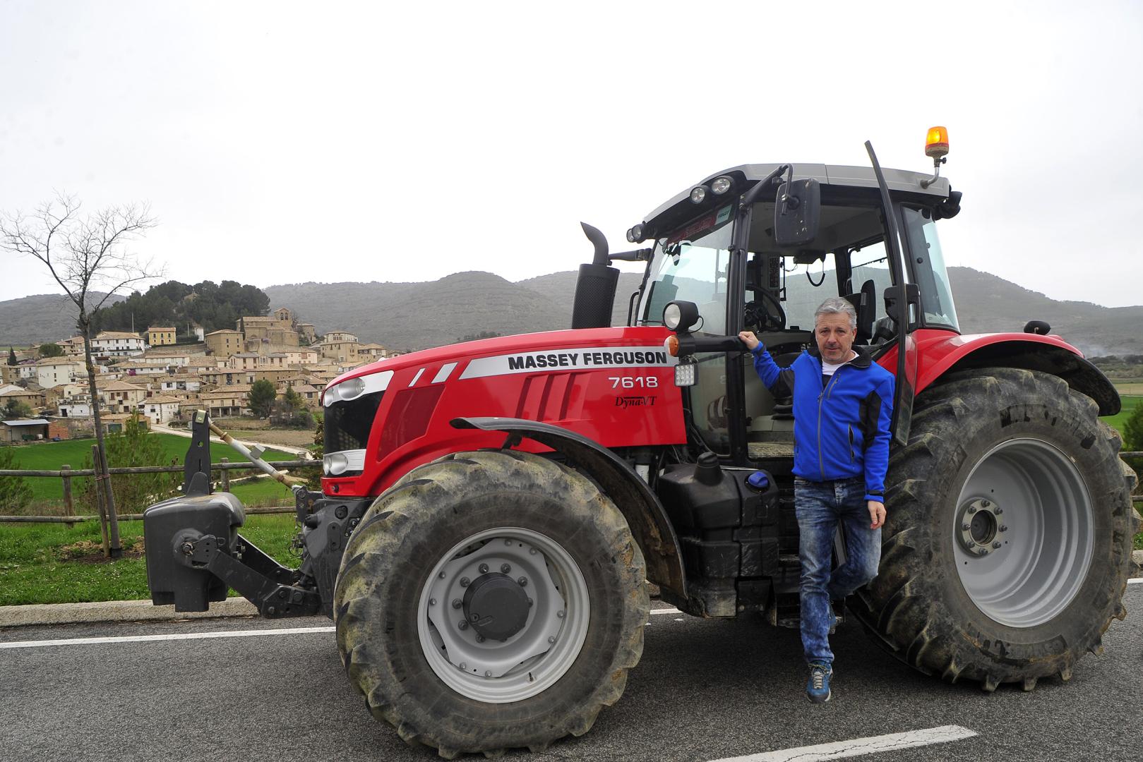 El presidente del sindicato UAGN, Félix Bariáin Zaratiegui, con su tractor. Al fondo, su pueblo, Eslava