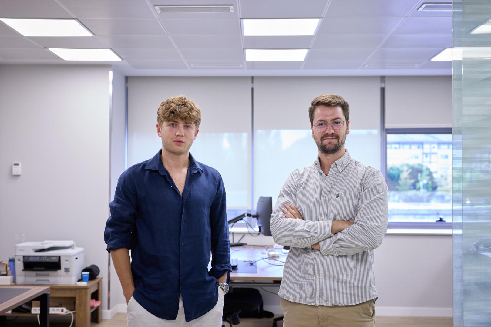 Xabier Catalán (izquierda) y Nicolás Imízcoz (derecha) en la nueva sede de Voltis en Zizur