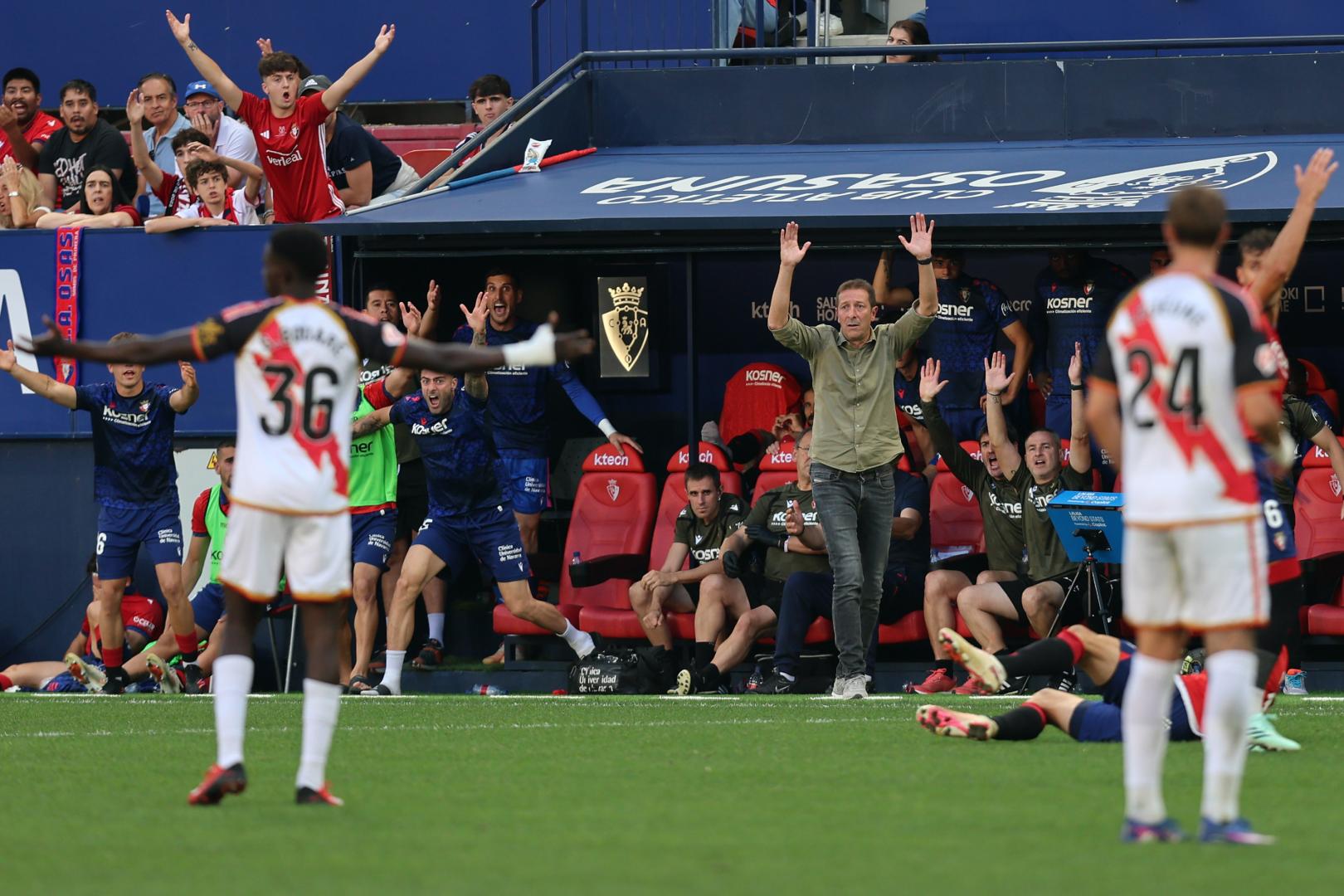 Luis Miguel Ramis y el banquillo de Osasuna protestan una acción contra el Rayo.
