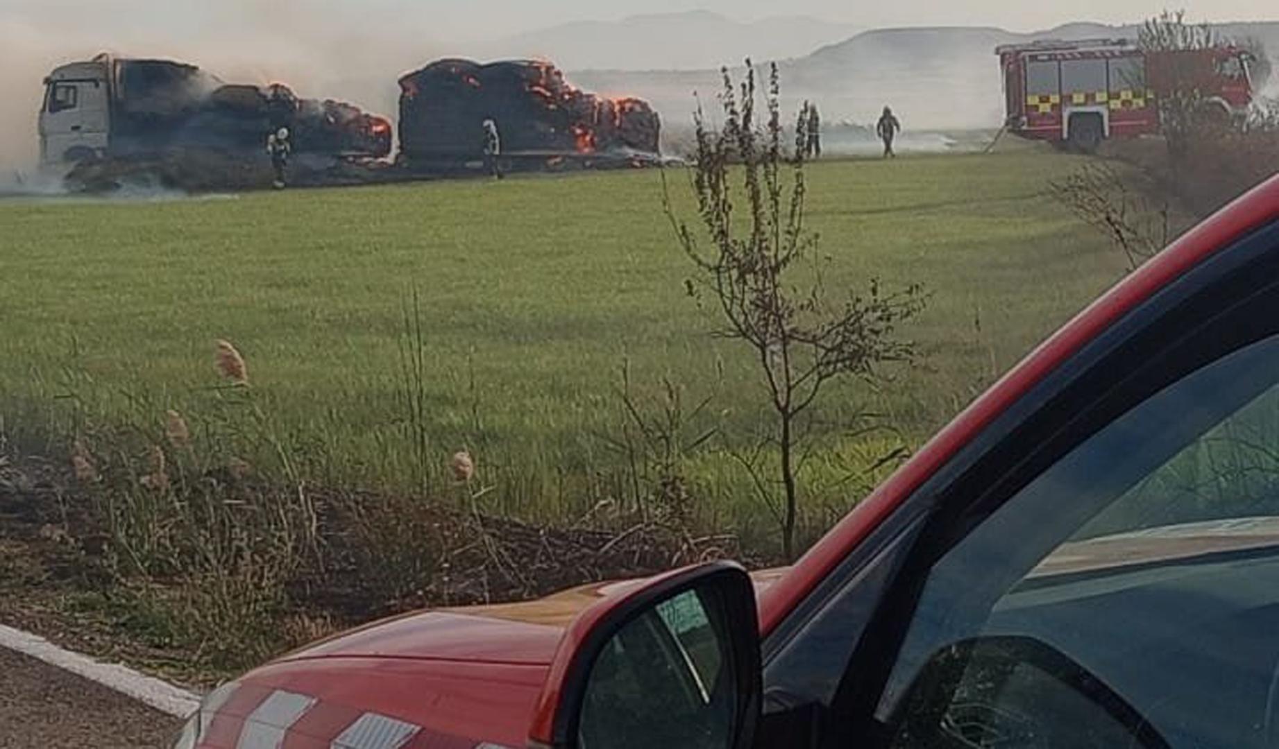 Un incendio en un camión de paja se propaga a una zona de vegetación en Carcastillo