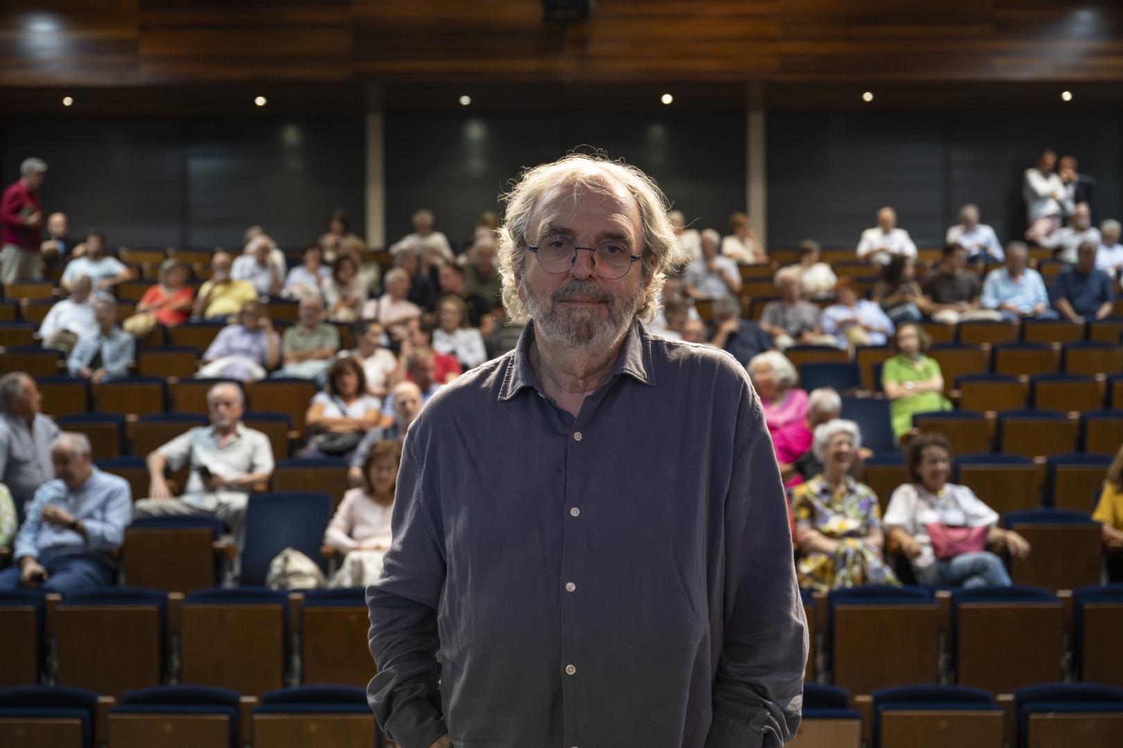 Jon Juaristi, en los prolegómenos de su conferencia sobre 'La identidad plural de Navarra', que organizó la Sociedad Civil Navarra.
