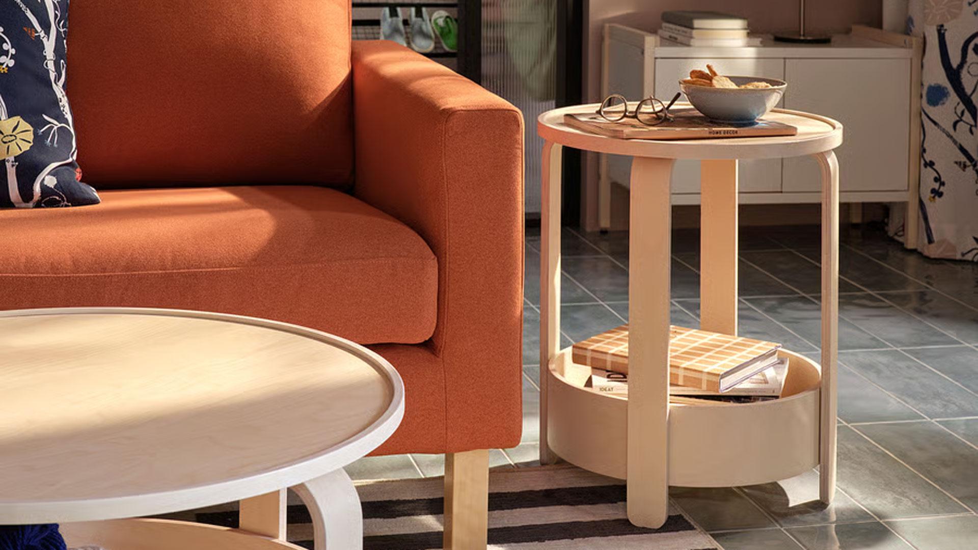Vista de un salón con una mesa auxiliar junto al sofá