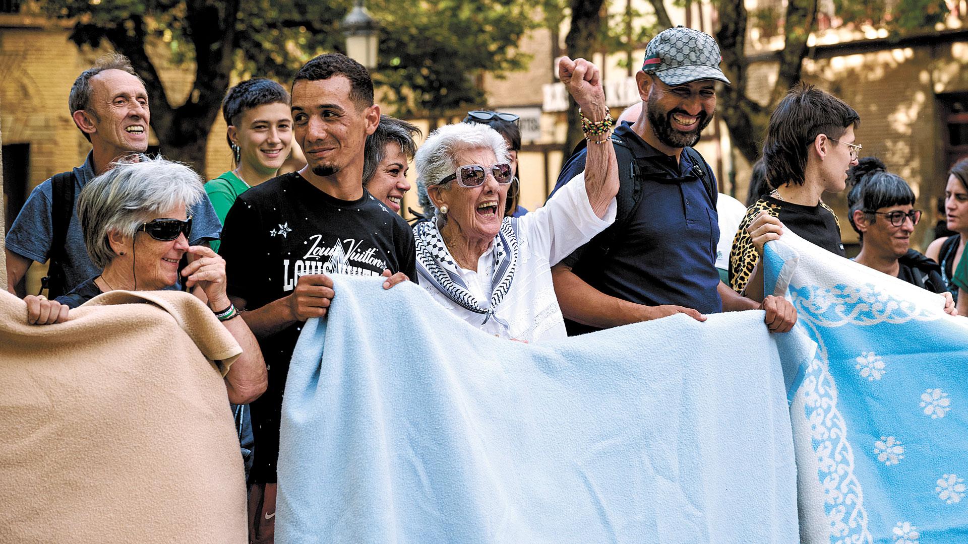 El colectivo Negu Gorriak/Derecho a Techo, durante la concentración celebrada ayer en Pamplona