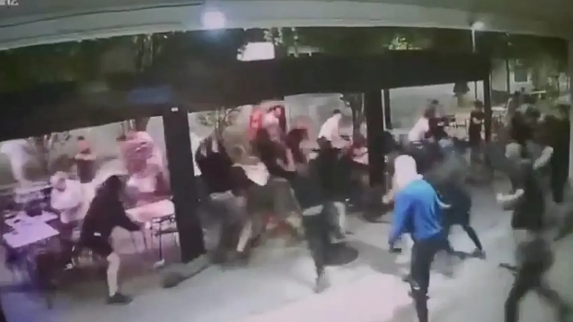Fotograma del ataca perpetrados por radicales a los militares que veían la final de España en el mundial en un bar de Berriozar