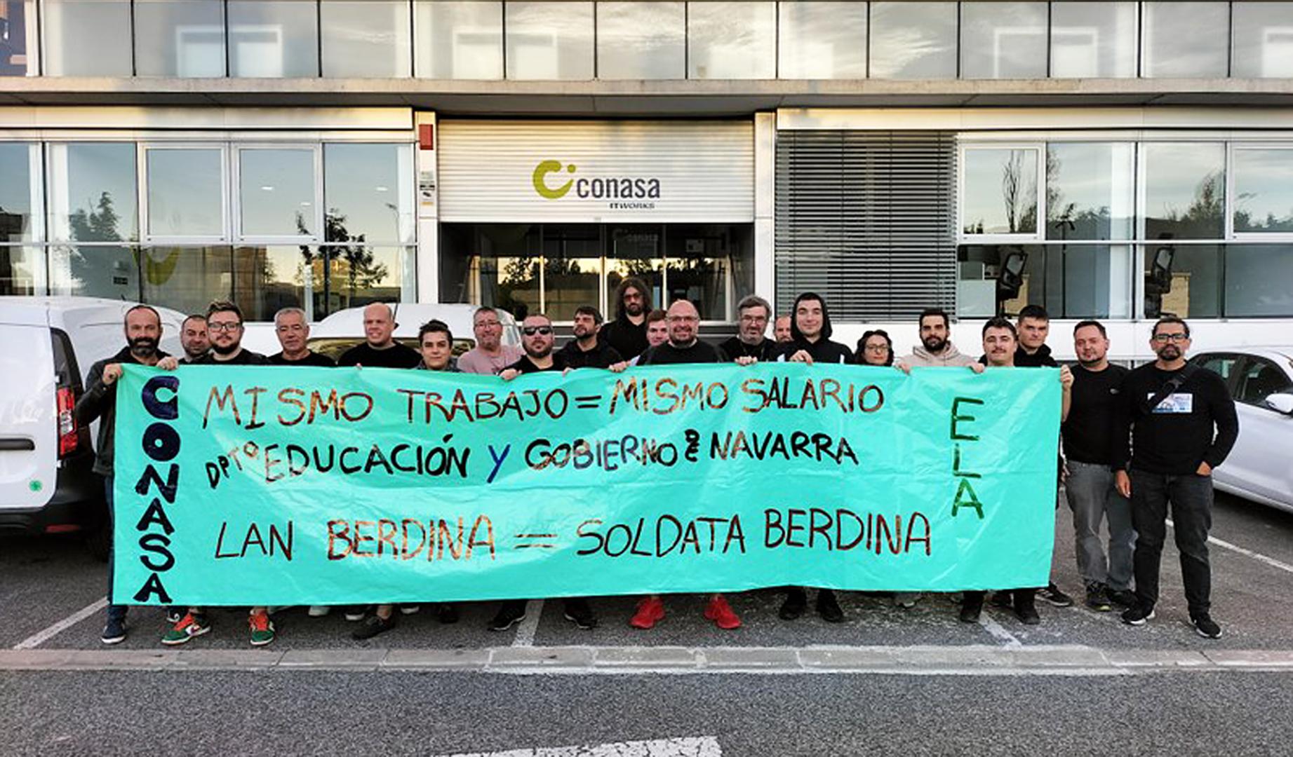 Parte de los empleados de Conasa que han iniciado la huelga ante las instalaciones de Mutilva