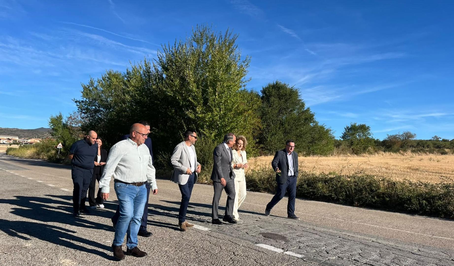El consejero Óscar Chivite, Jesús Mari Rodríguez y Susana Castanera, en su visita a Allo para conocer las mejora previstas en la zona industrial.
