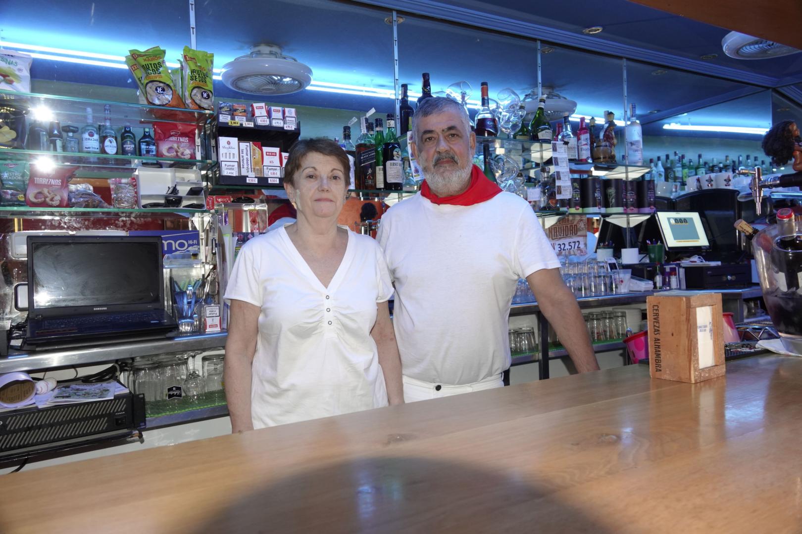 Mª del Mar Azcárate Martínez y Patxi Carreras Linde, tras la barra del Bar Patxi de Sangüesa