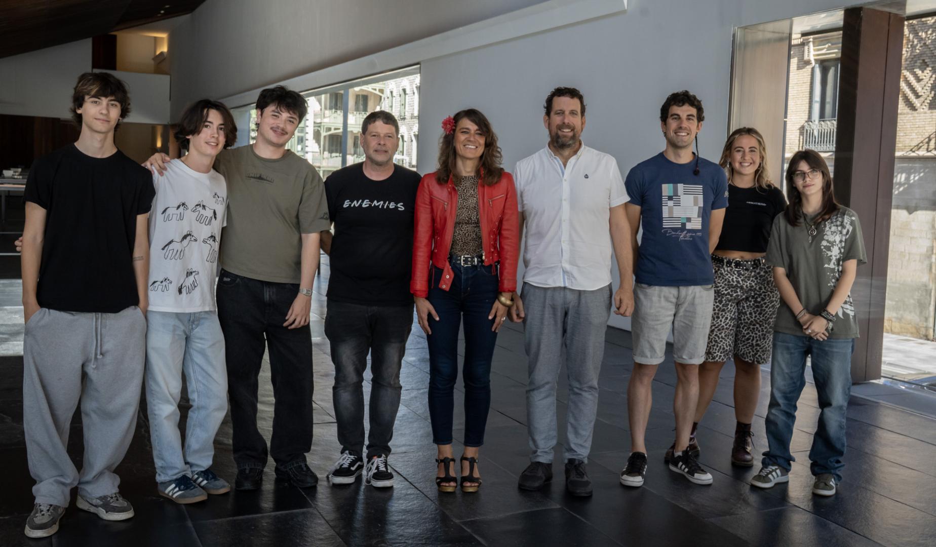 De izq. a dcha.: tres integrantes de Oxytocin, Fernando F. Garayoa, Maider Beloki y Mikel Oteiza; Iñigo Mikeleiz, de MZ Duo; Valentina, de Neskatasuna; y otra integrante de Oxytocin.