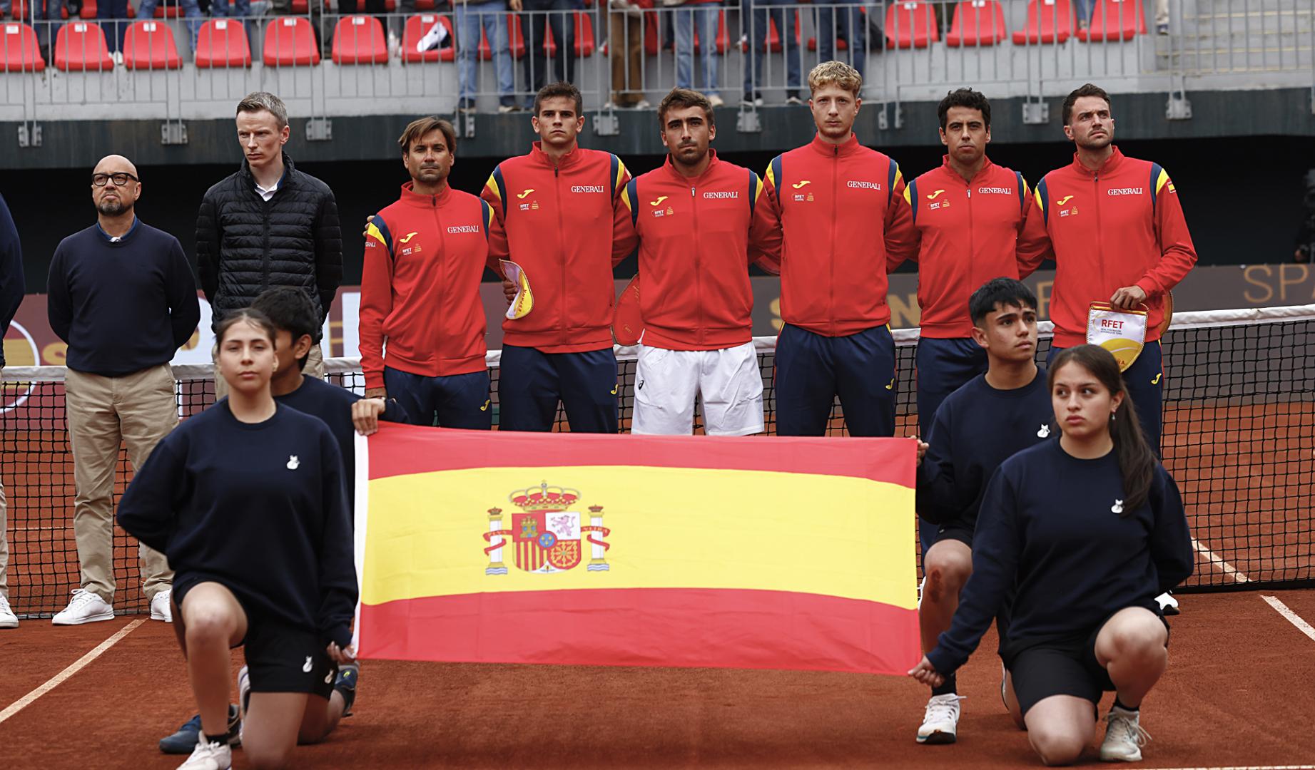 El equipo español de Copa Davis antes de comenzar su enfrentamiento con Chile en el Court Anita Lizana en Santiago (Chile)