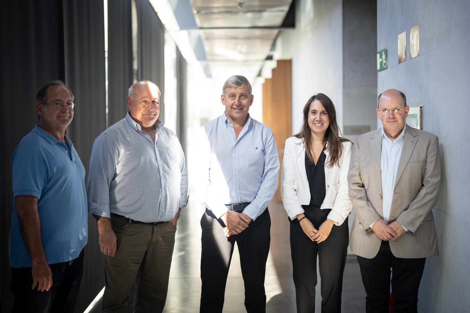 En el Parlamento, de izquierda a derecha, Iñigo Doria, Santiago Villares, Javier Mariezcurrena, Ainhoa Jorajuria y Joseba Marticorena, del Club de Empresas Baztan Bidasoa 'Don Miguel de Múzquiz'.