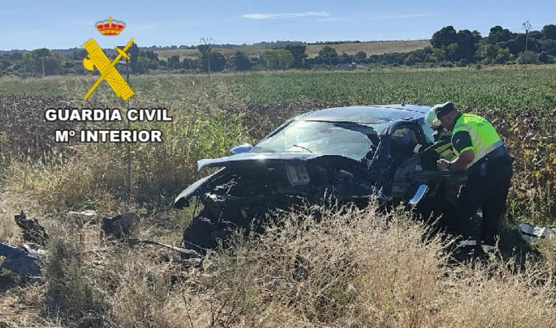 Estado en el que ha quedado el vehículo tras salirse de la vía en Santacara