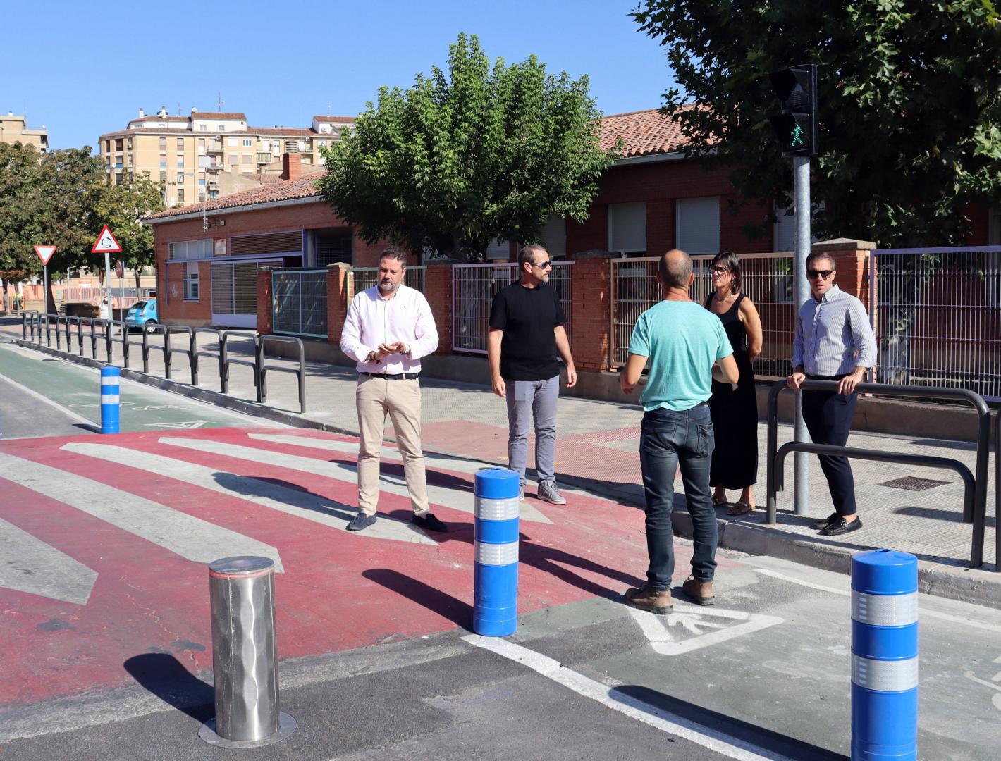 Imagen del paso de cebra ubicado entre los dos edificios del colegio público Griseras, con las nuevas pilonas automáticas y el sistema de semáforos