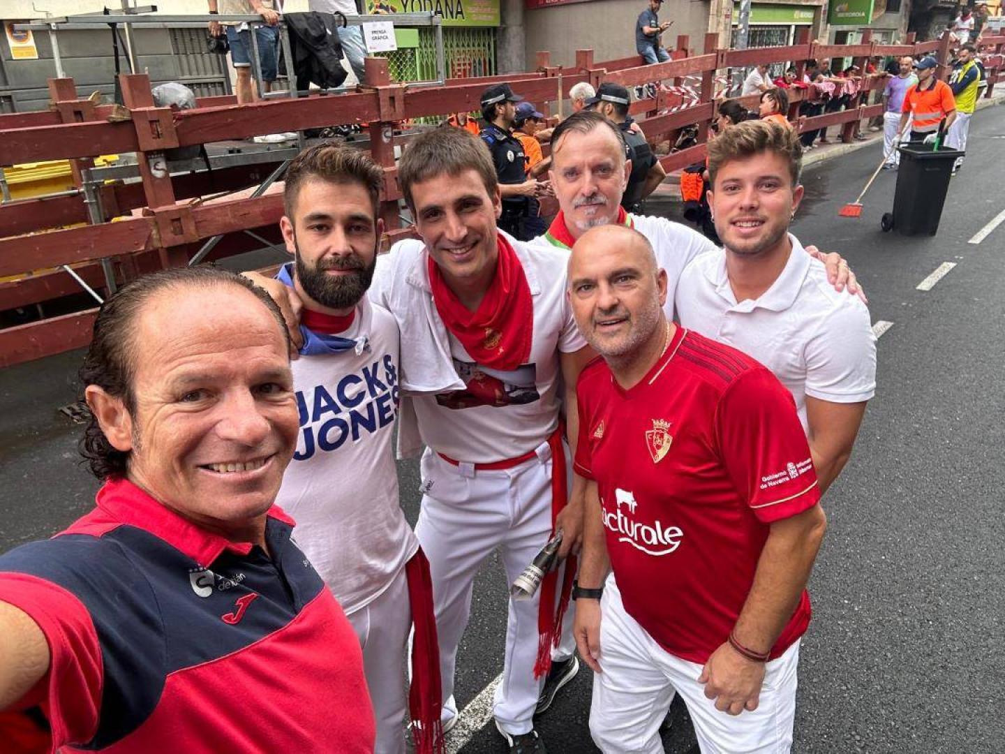 En una imagen obtenida en San Sebastián de los Reyes en años anteriores, Miguel Ángel Castander, Mikel Izco, Aitor Arístregui y José Joaquín Catalán. Detrás, Iñaki y Asier García, padre e hijo. CEDIDA