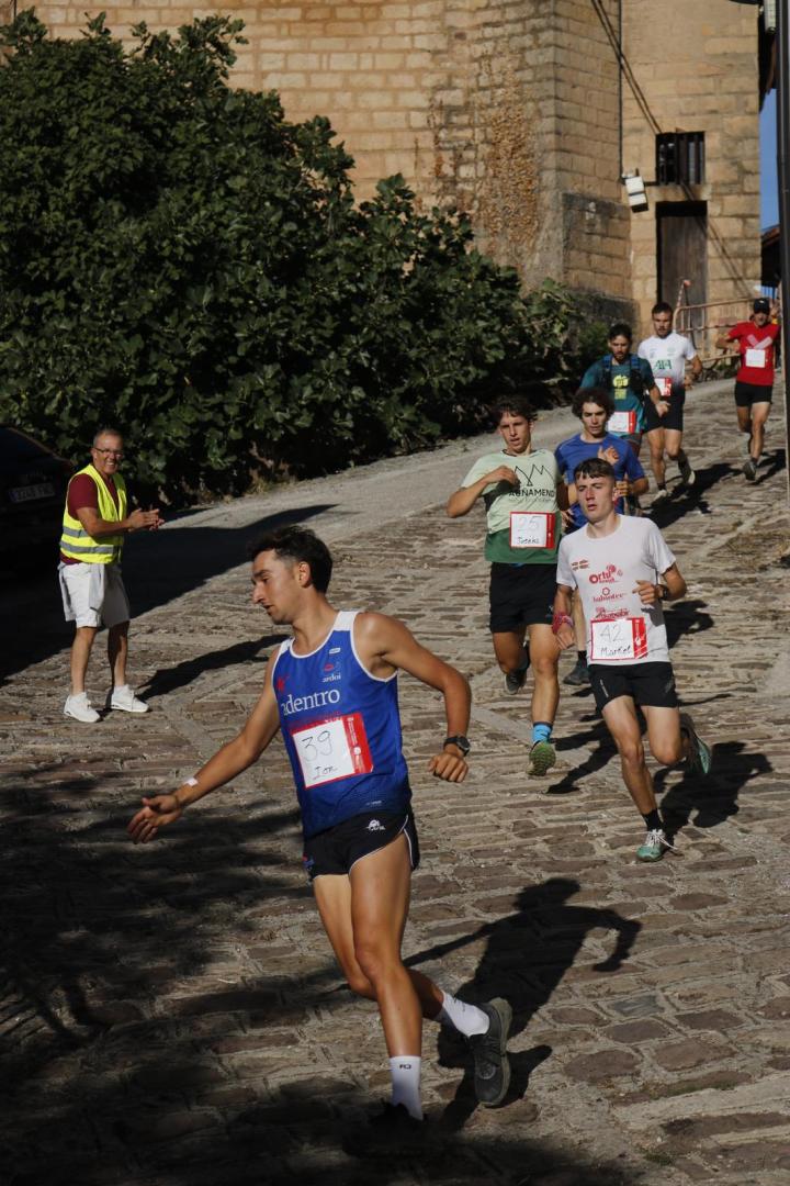 Tras una vuelta inicial por las calles de Arrieta, la prueba se desarrolló por sendas y caminos en su entorno natural