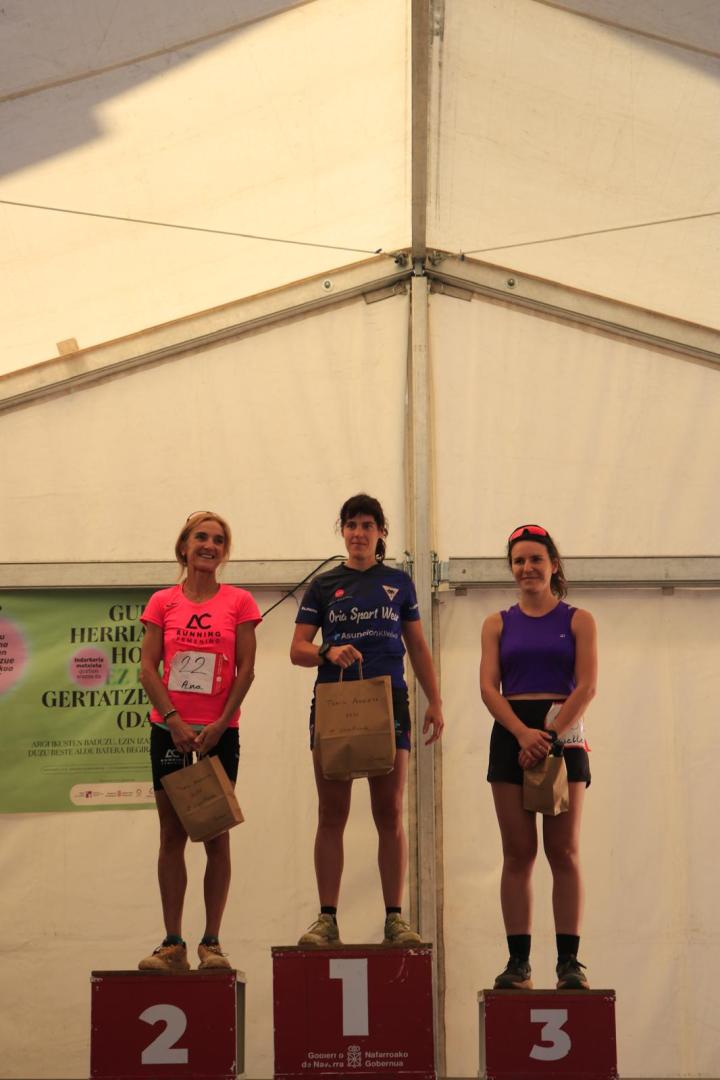 Ana Casares (2ª), Ainhoa Araizoz (1ª) y Gaella Muños (3ª), las tres mejores clasificadas en el I Trail Arrieta