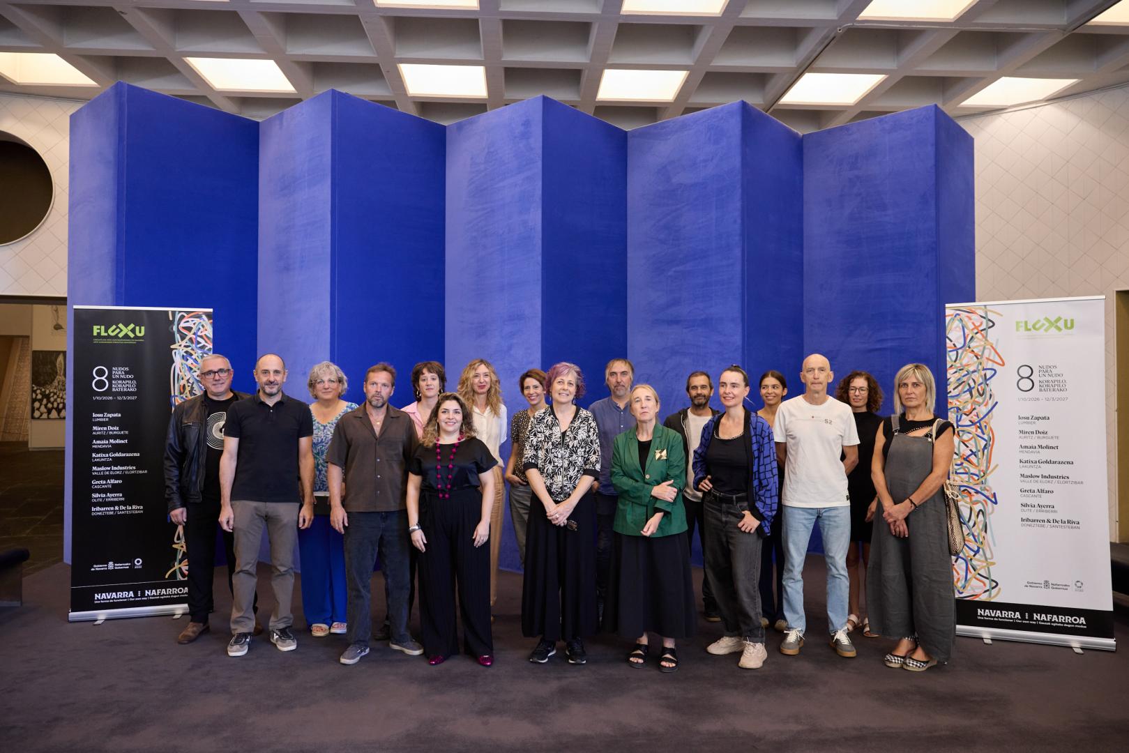 Artistas, comisaria, autoridades y representantes de ayuntamientos, ayer en el Museo de Navarra durante la presentación.