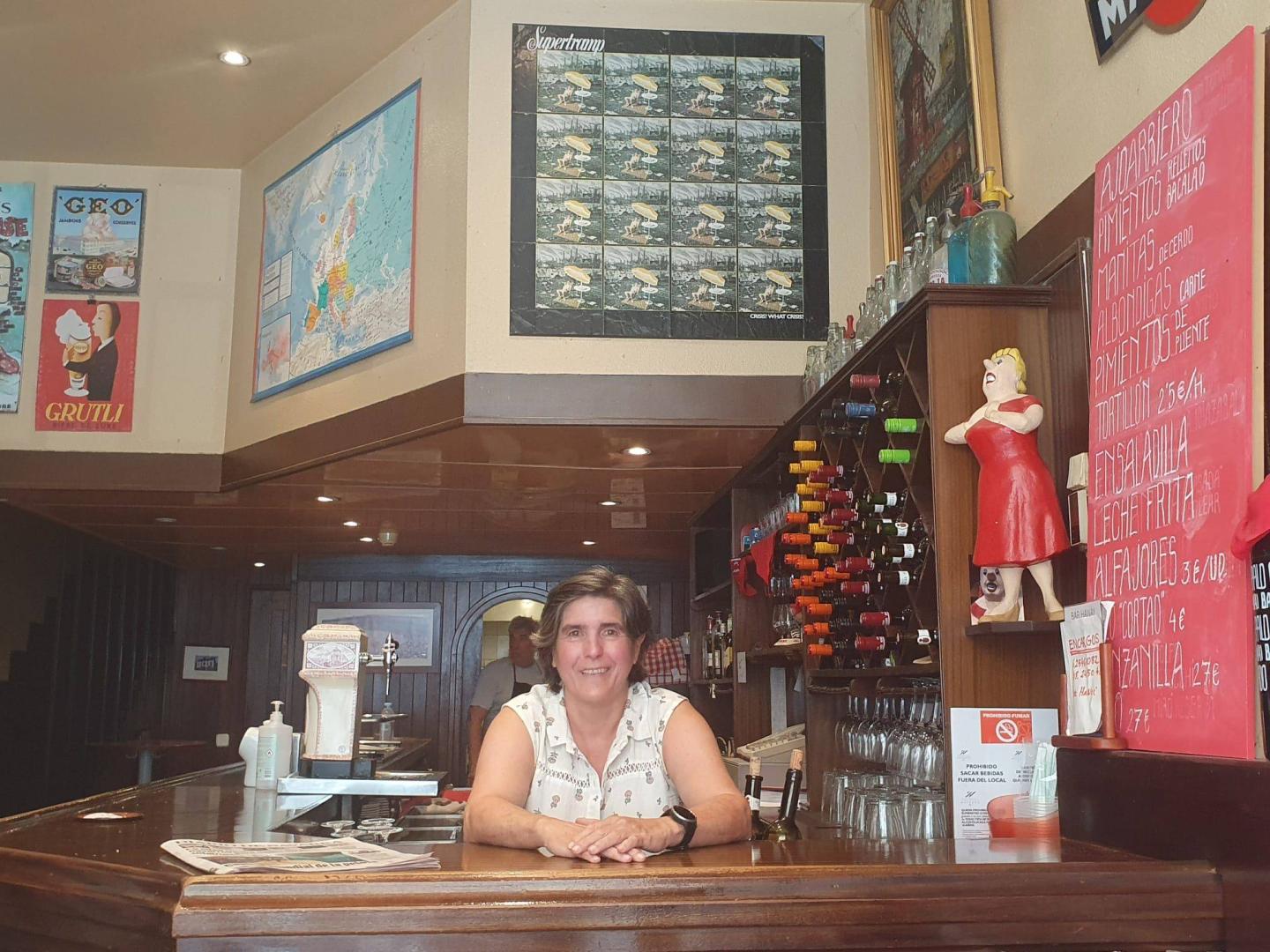 A: MARIALUZ VICONDOA F: 27/08/2024 P: PALOMA SAGÜÉS LACASA L: BAR HAWAI, CALLE NAVARRO VILLOSLADA DE PAMPLONA T: PRÓXIMO CIERRE DEL BAR HAWAI Paloma Sagüés, tras el mostrador del bar Hawai.