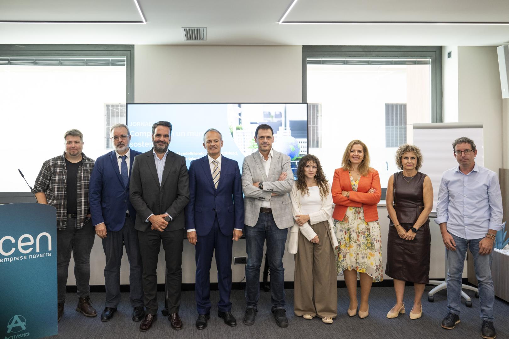 De izquierda a derecha, Ander Orduña Palacios (Conservas Rosara), José Luis Aldaba (ISS), Íñigo Alli (Benco Sostenibilidad), Manuel Piquer (CEN), Álex Uriarte Etxeberría (IED), Mercedes Villamides Gordo (Nateco), Raquel Millán (AON), Teresa Casis Blanco (CaixaBank) y Alberto Medinabeitia (Arantza Hotela)
