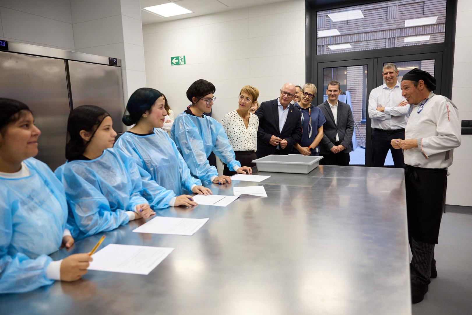 Visita de la presidenta María Chivite a los nuevos ciclos de Cocina y Gastronomía y Servicios de Restauración de ETISan Juan de Tudela