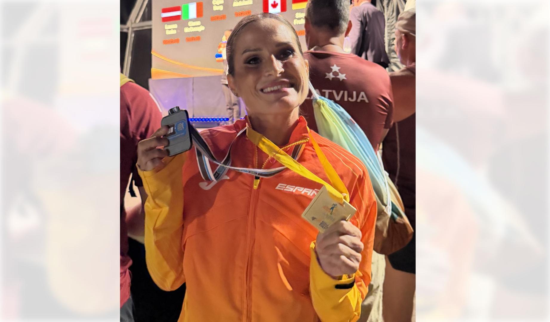 Estefanía Unzu Ripoll, con su oro y su plata tras el Mundial de 100 kilómetros en Ames (Galicia)