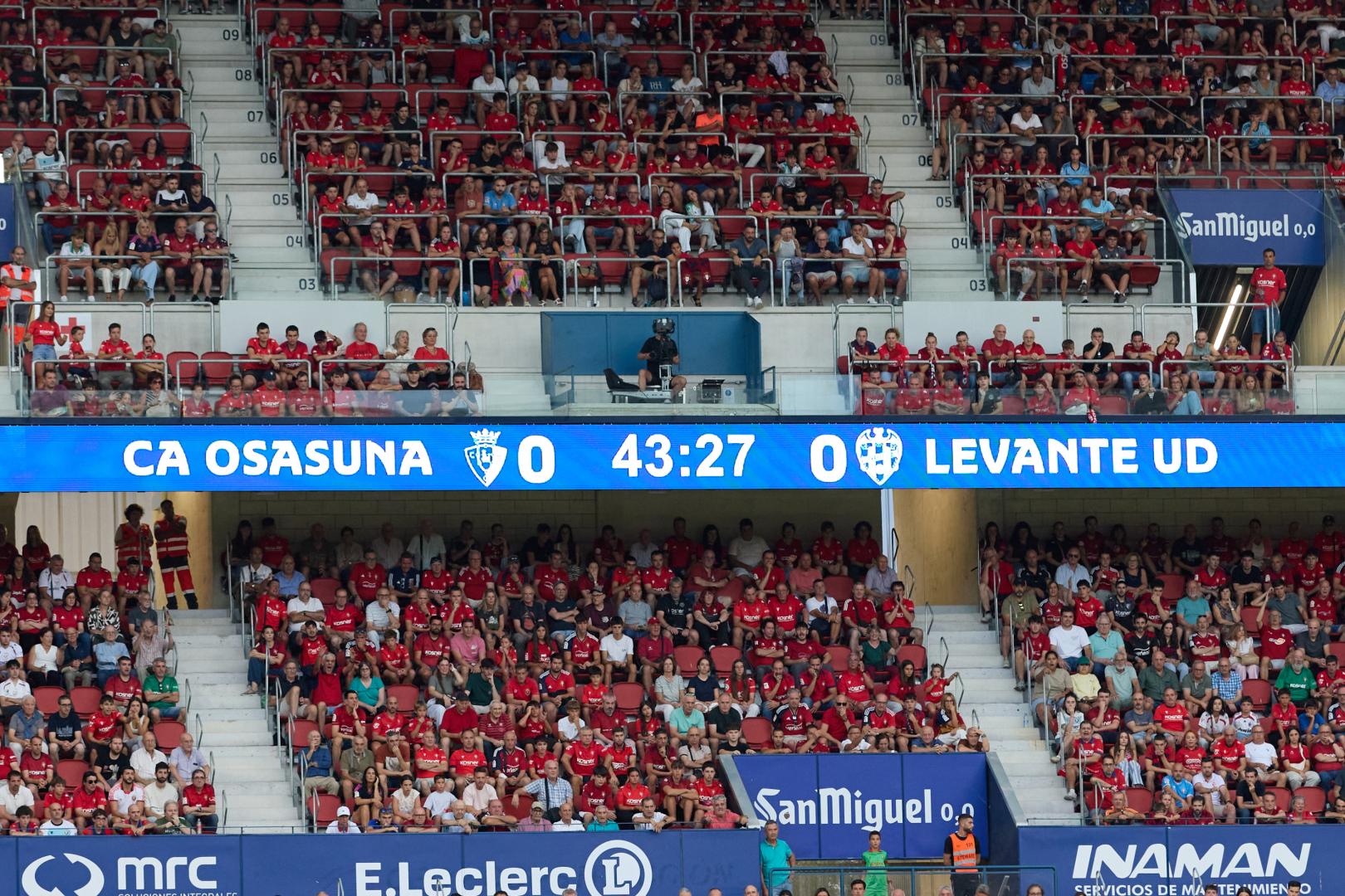 Aspecto de la grada de El Sadar en el primer partido de Liga contra el Levante, y el nuevo anillo informativo y de publicidad instalado