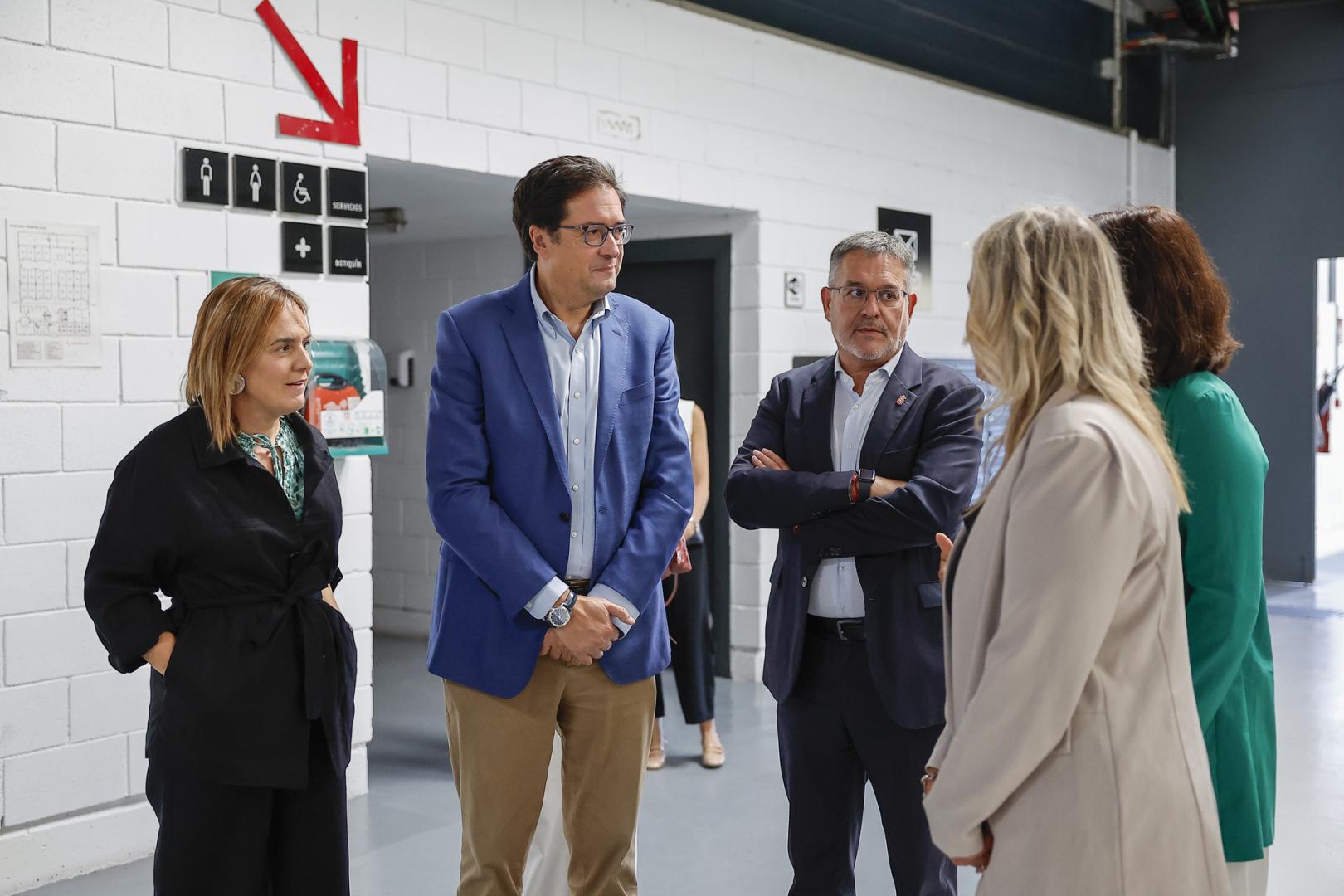 El ministro Óscar López, acompañado del consejero de Universidad, Innovación y Transformación Digital del Gobierno de Navarra,Juan Luis García Martín, y de la delegada del Gobierno en Navarra, Alicia Echeverría, entre otros, durante la visita que ha realizado este martes a la empresa Nanogrow Biotech en Noáin (Navarra)