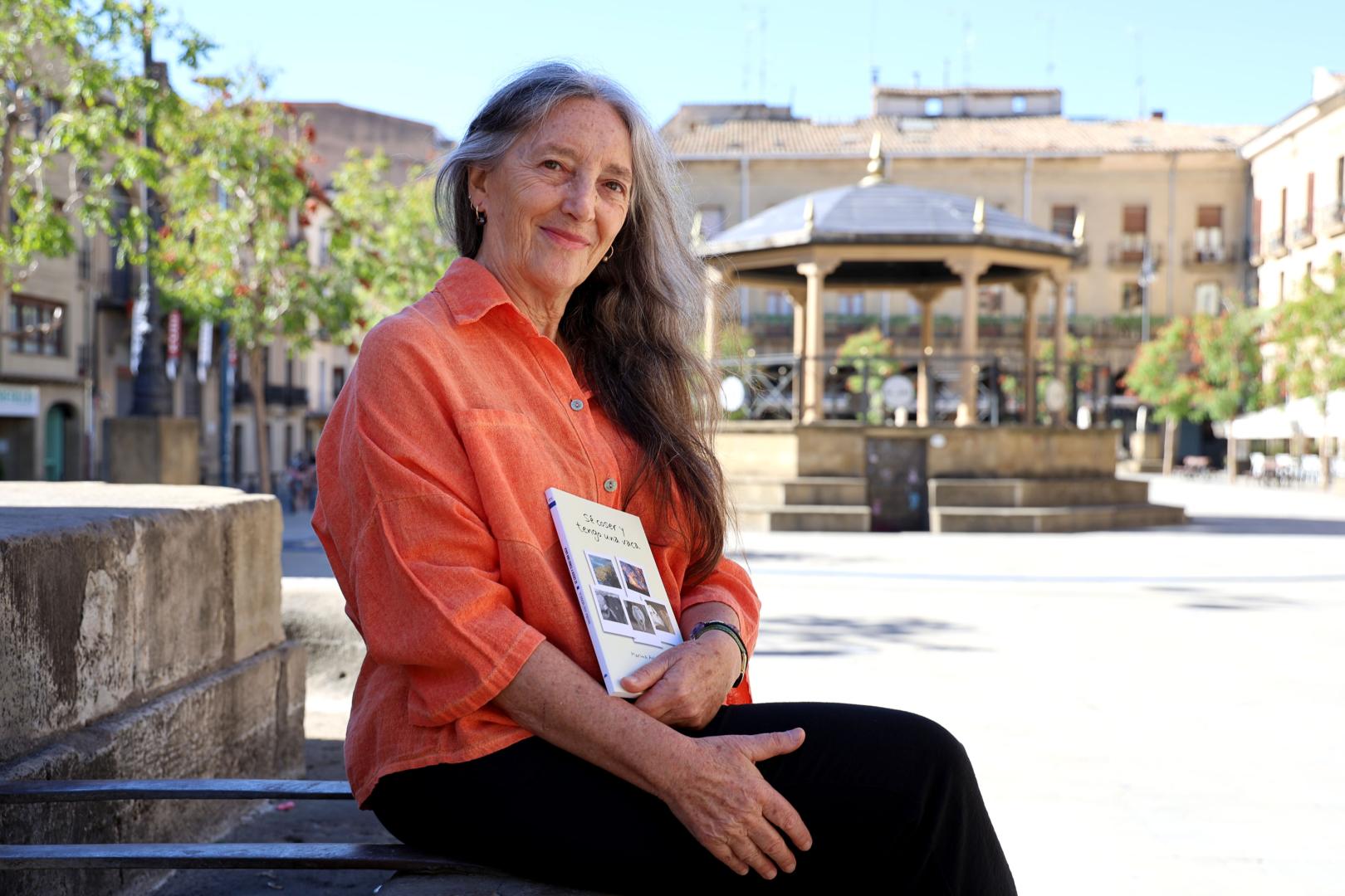 Marina Aoiz Monreal, retratada este martes en Tafalla, localidad en la que nació y donde reside y en la que el viernes 25 de septiembre presenta su última obra, 'Sé coser y tengo una vaca'