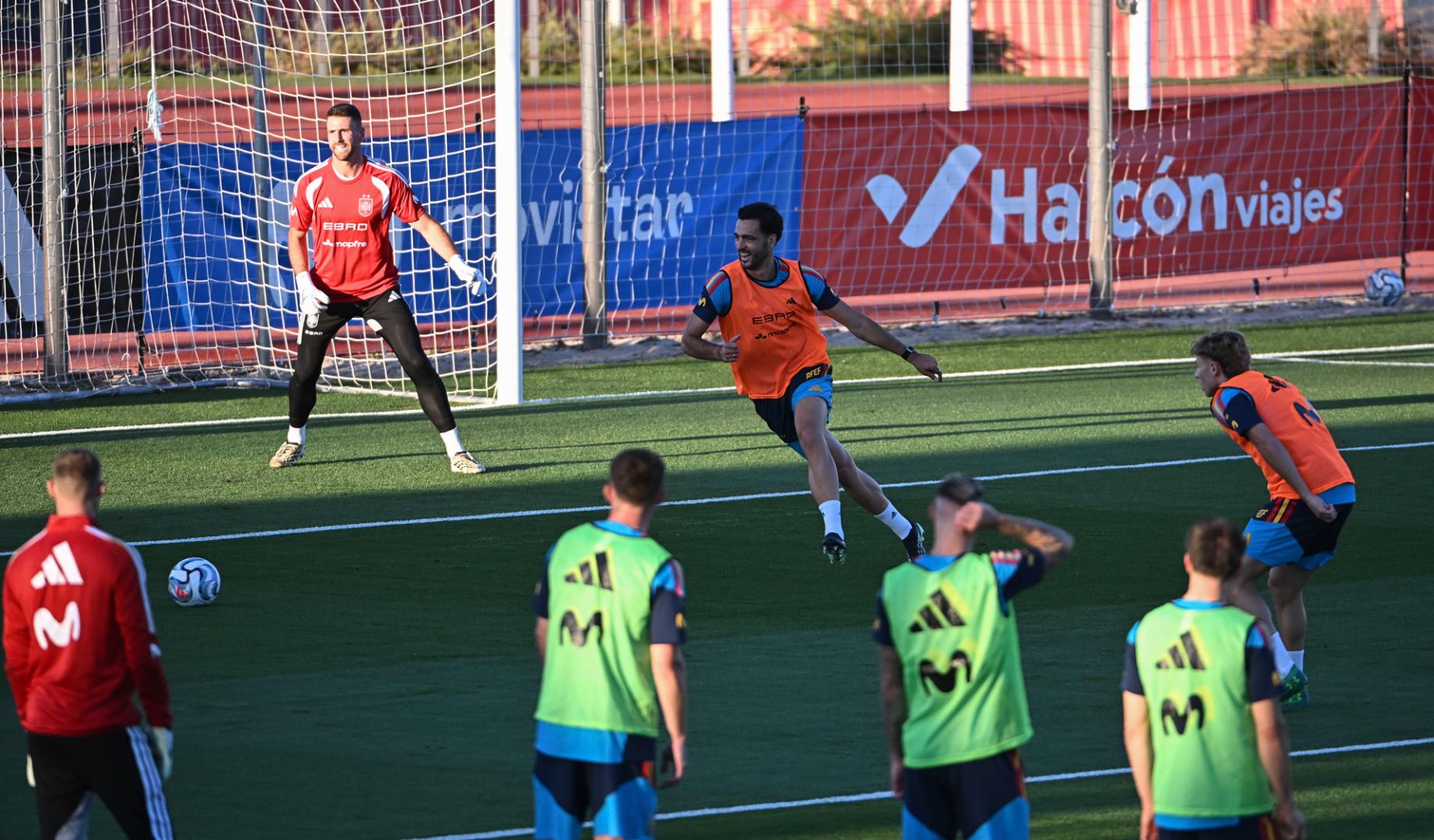 Mikel Merino durante el entrenamiento con la selección española en Las Rozas este martes