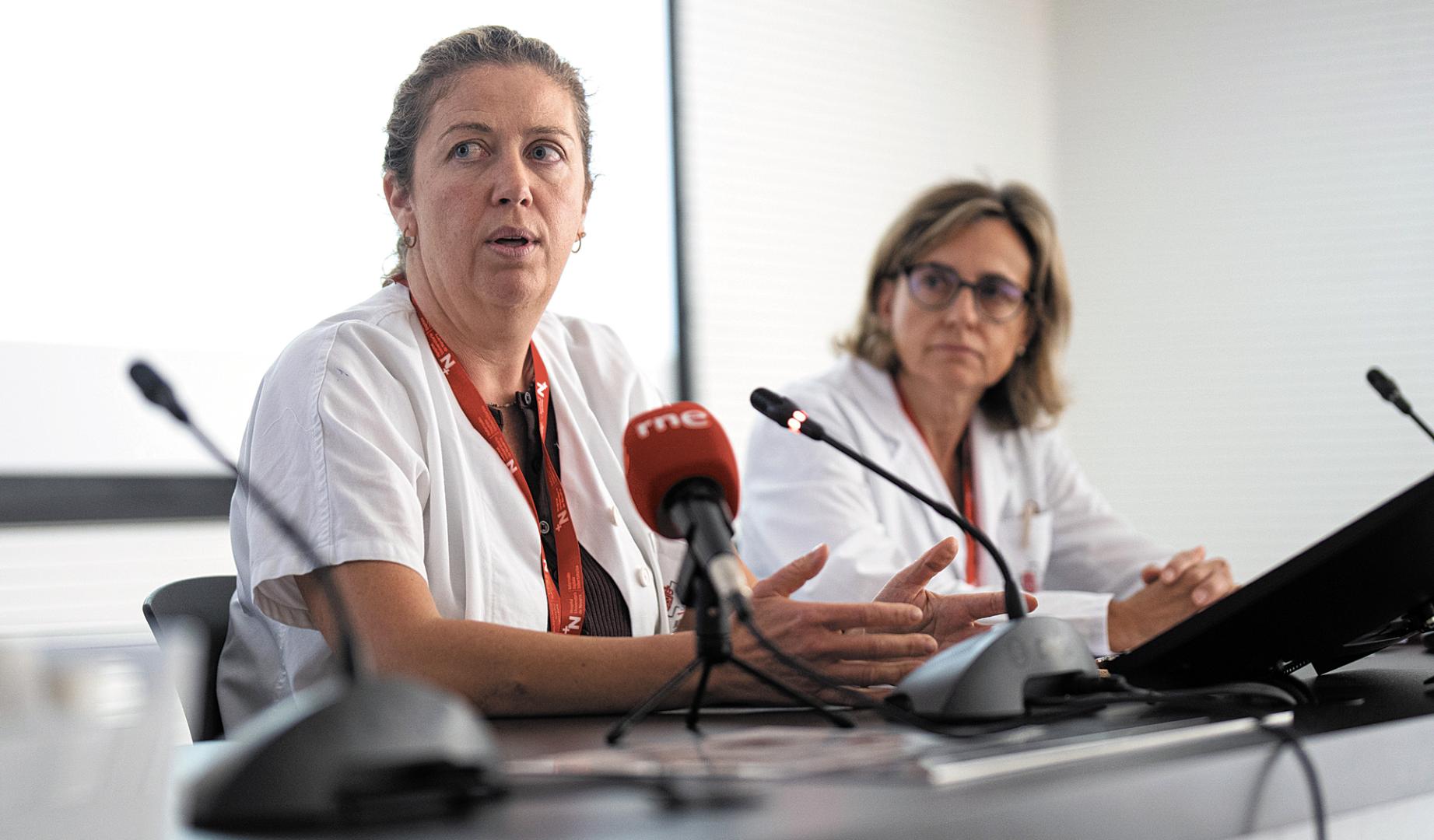 Eva Rupérez (a la izquierda) y Marisa Saldaña, del Hospital Universitario de Navarra, durante la presentación de los resultados