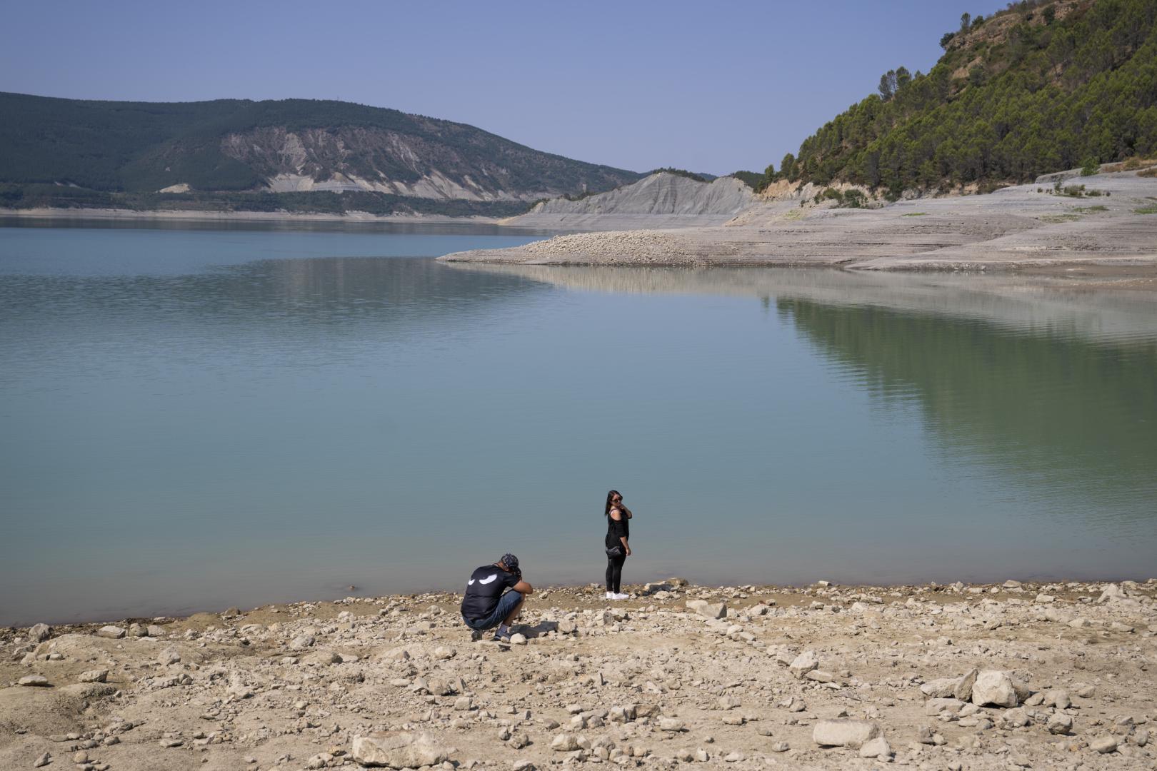 La reserva de agua de los embalses navarros sigue descendiendo esta semana. En la imagen, vista de Yesa el pasado 19 de agosto