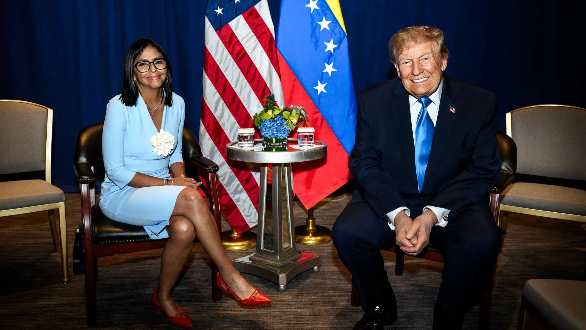 La presidenta interina de Venezuela, Delcy Rodríguez, posa junto al presidente de Estados Unidos, Donald Trump, este martes en un encuentro que supone un acercamiento inédito entre Washington y Caracas