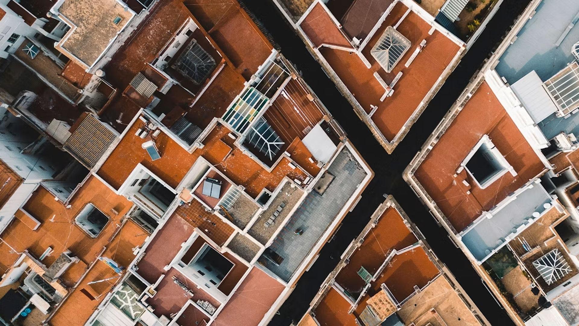 Tejados y terrazas de viviendas de una ciudad