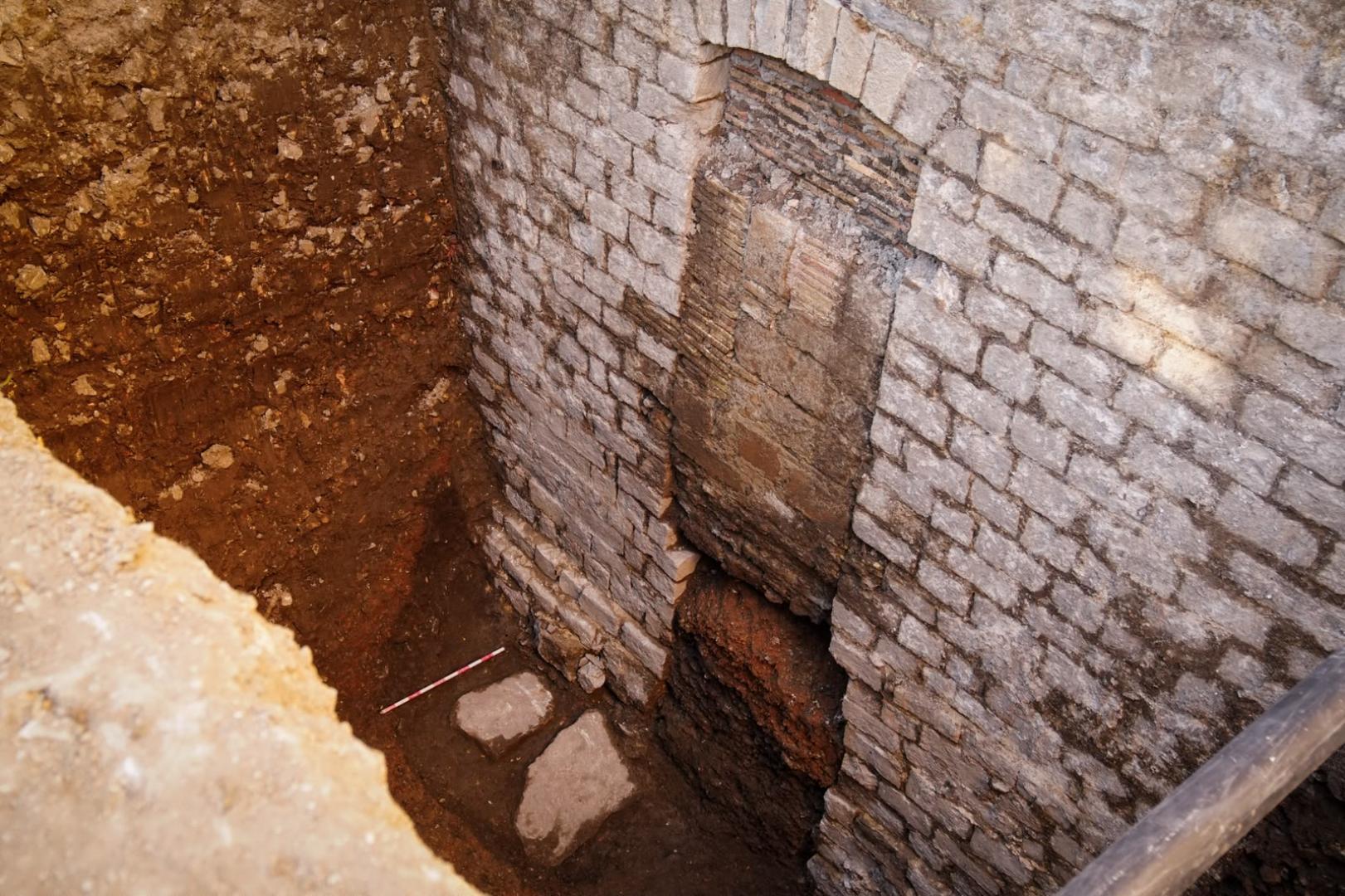 Las dos puertas, una encima de la otra en la torre Barbazana y desalineadas