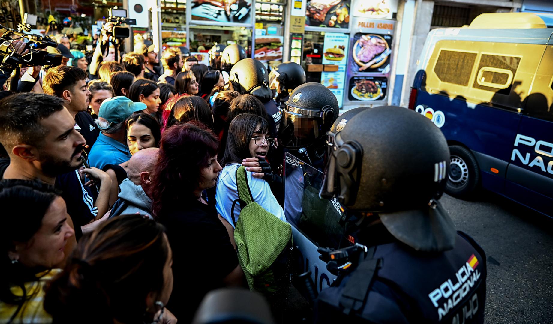 La Policía Nacional trata de impedir el acceso a la vivienda a miembros del Sindicato de Inquilinas durante el desahucio
