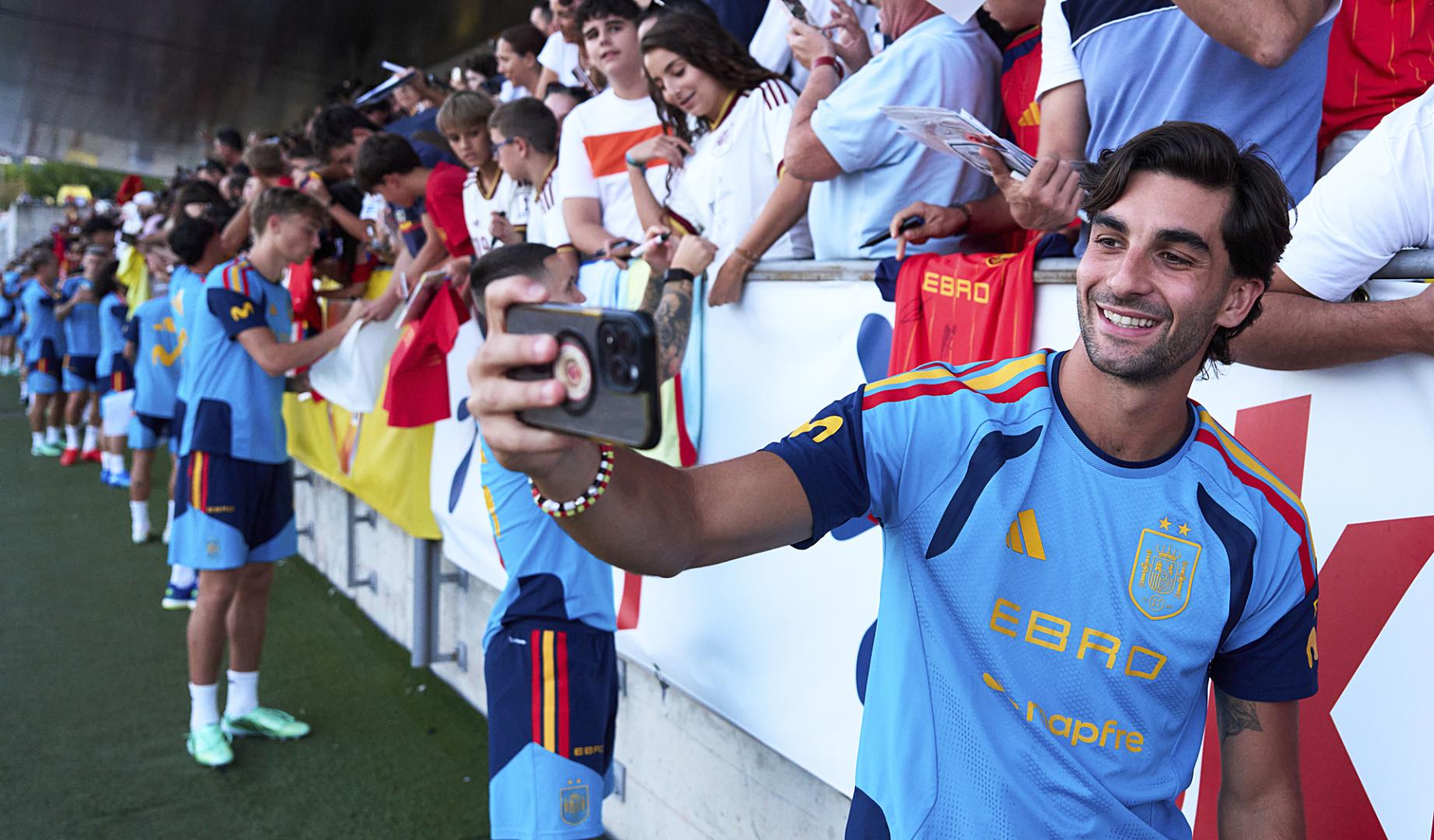 El delantero de la selección española Ferrán Torres se fotografía con los aficionados antes del entrenamiento en la Ciudad del Fútbol de Las Rozas (Madrid)