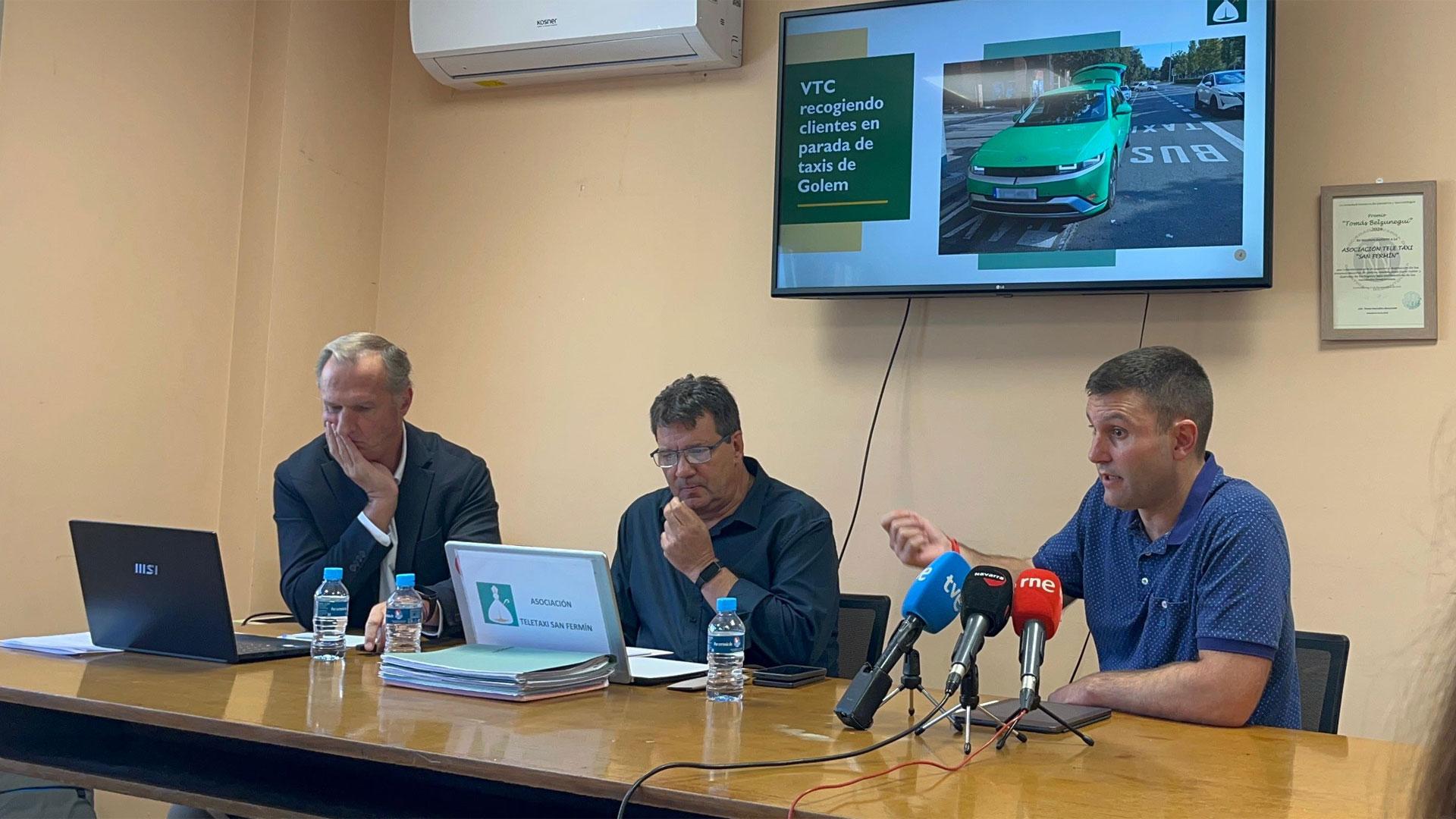 Rueda de prensa del abogado Jon Iturriaga, Kiko Asun, presidente de Teletaxi San Fermín, e Imanol Vélez, presidente de AITAN, denunciando las malas prácticas de las plataformas de VTC