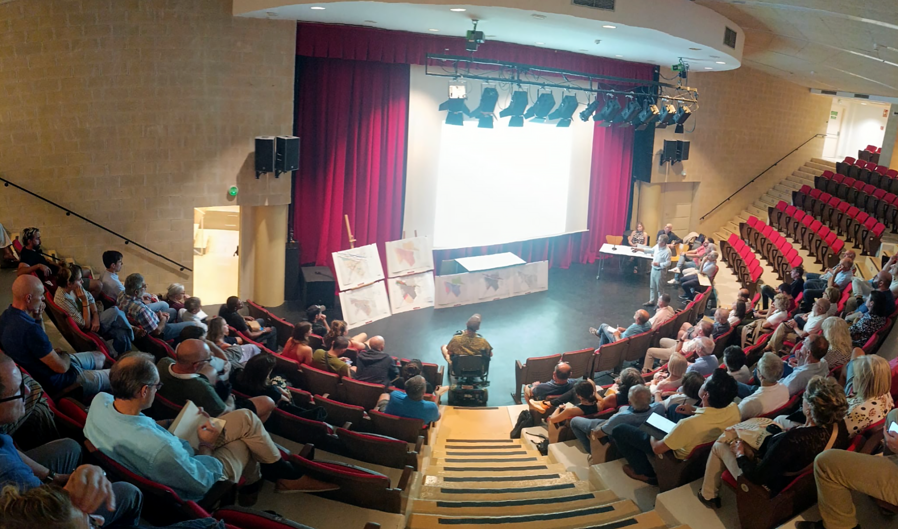 Alrededor de un centenar de personas han participado en la sesión celebrada en la Casa de Cultura, en la que se han explicado las principales líneas del nuevo planeamiento urbanístico