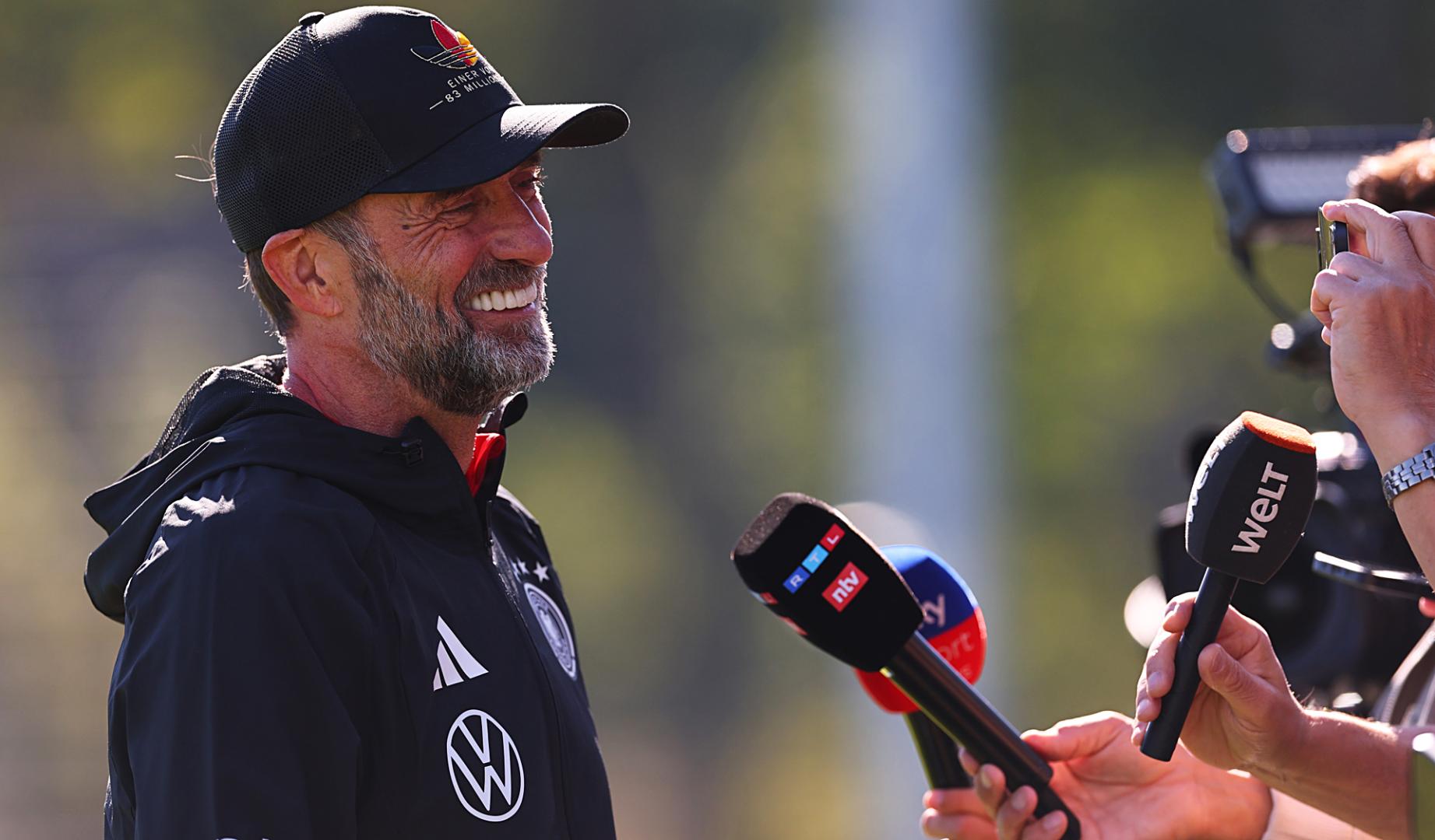 Juergen Klopp se acerca a atender a los medios durante uno de los primeros entrenamientos al frente de la selección alemana