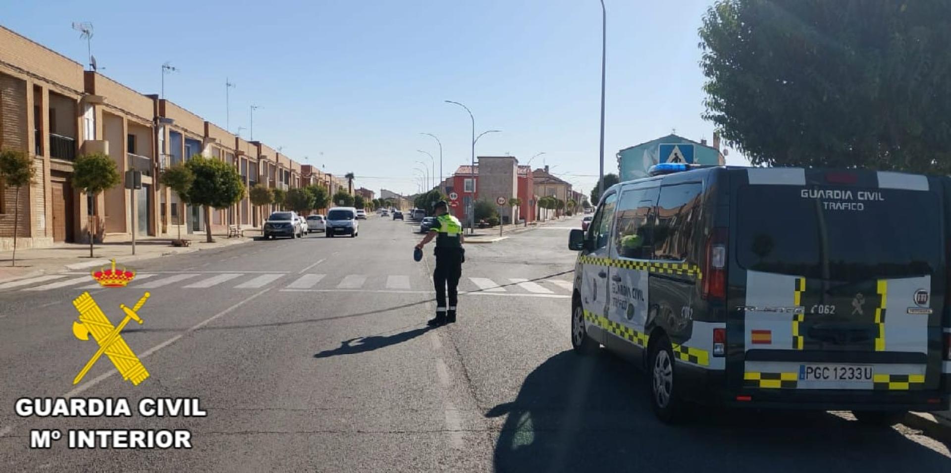 Agentes de la Guardia Civil, en el lugar del atropello en Fustiñana