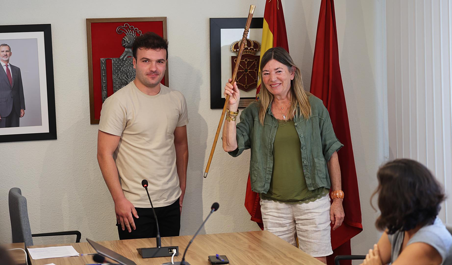 Guillermo Larrayoz entrega la vara de mando a la nueva alcaldesa de Esteribar, Matilde Añón Beamonte