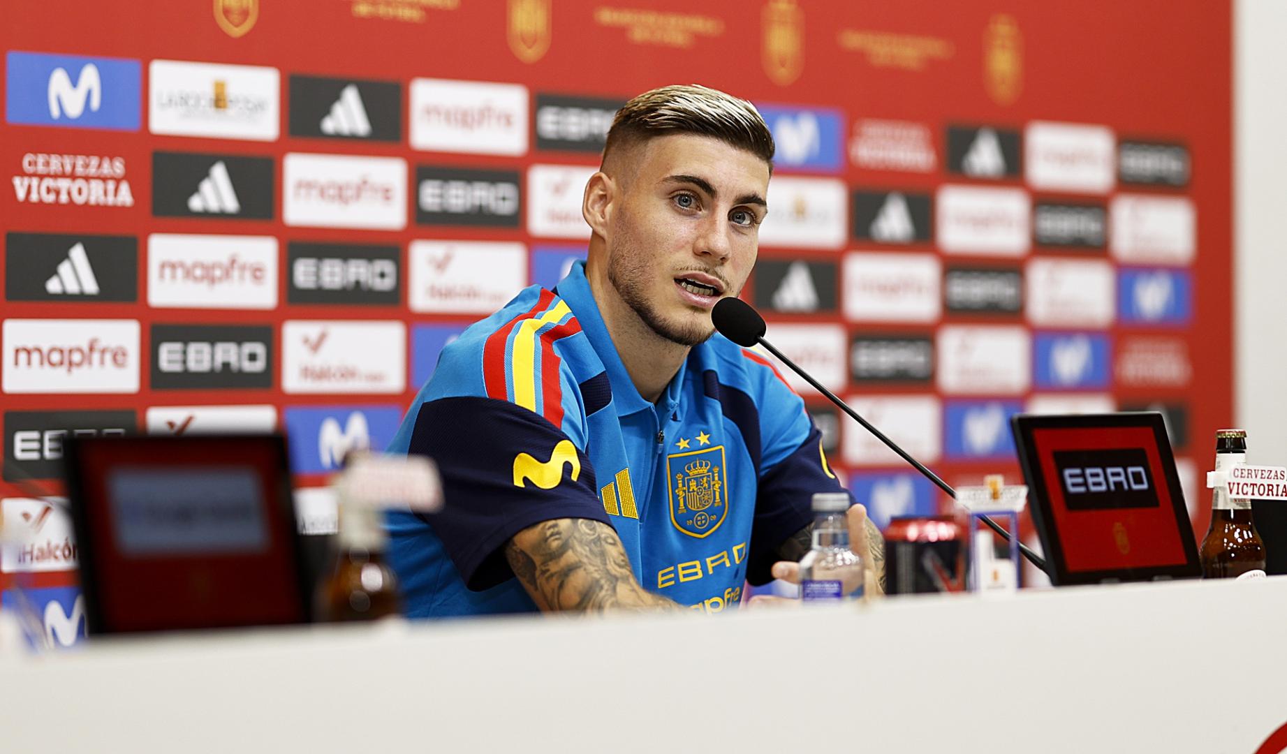 El jugador de la selección española Roberto Fernández durante la rueda de prensa en la Ciudad del Fútbol de Las Rozas