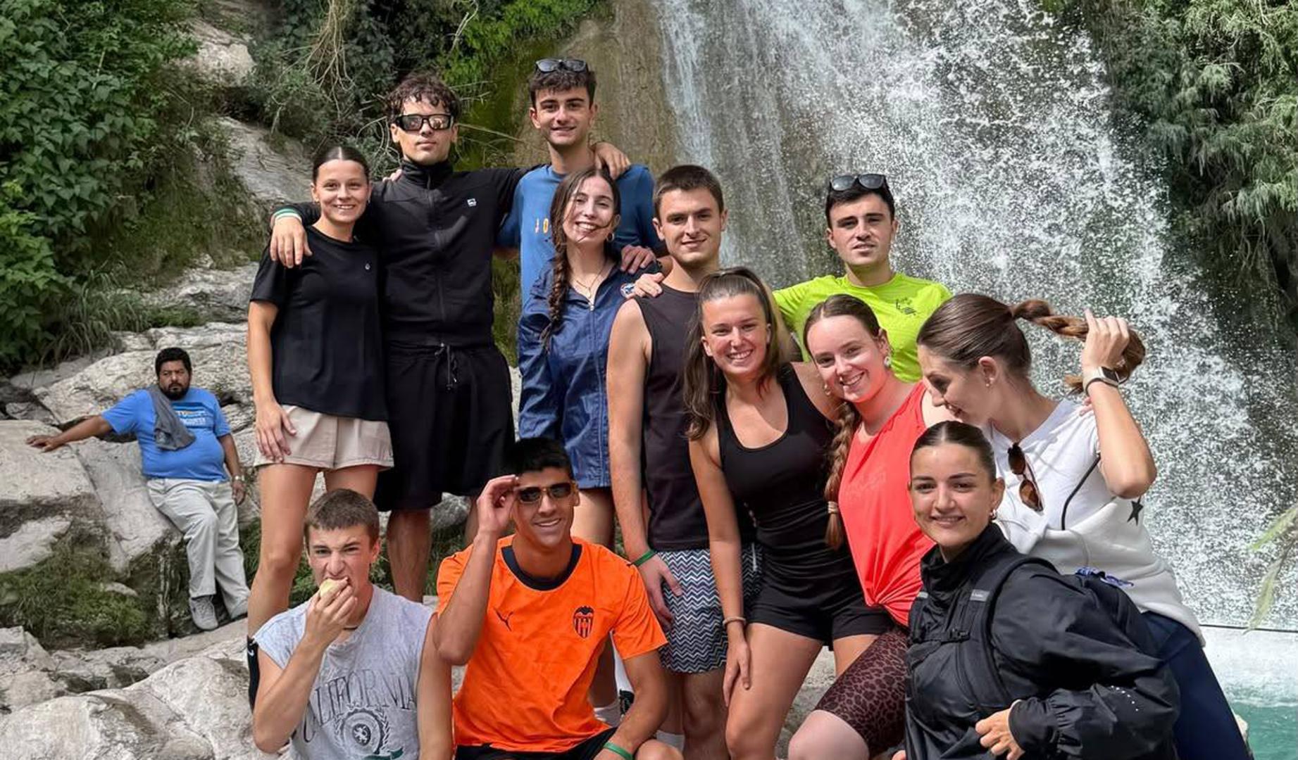 Iranzu Zozaya (centro) junto a sus amigos del Eramus, en la cascada de Ahuehuetla, en el estado de Puebla
