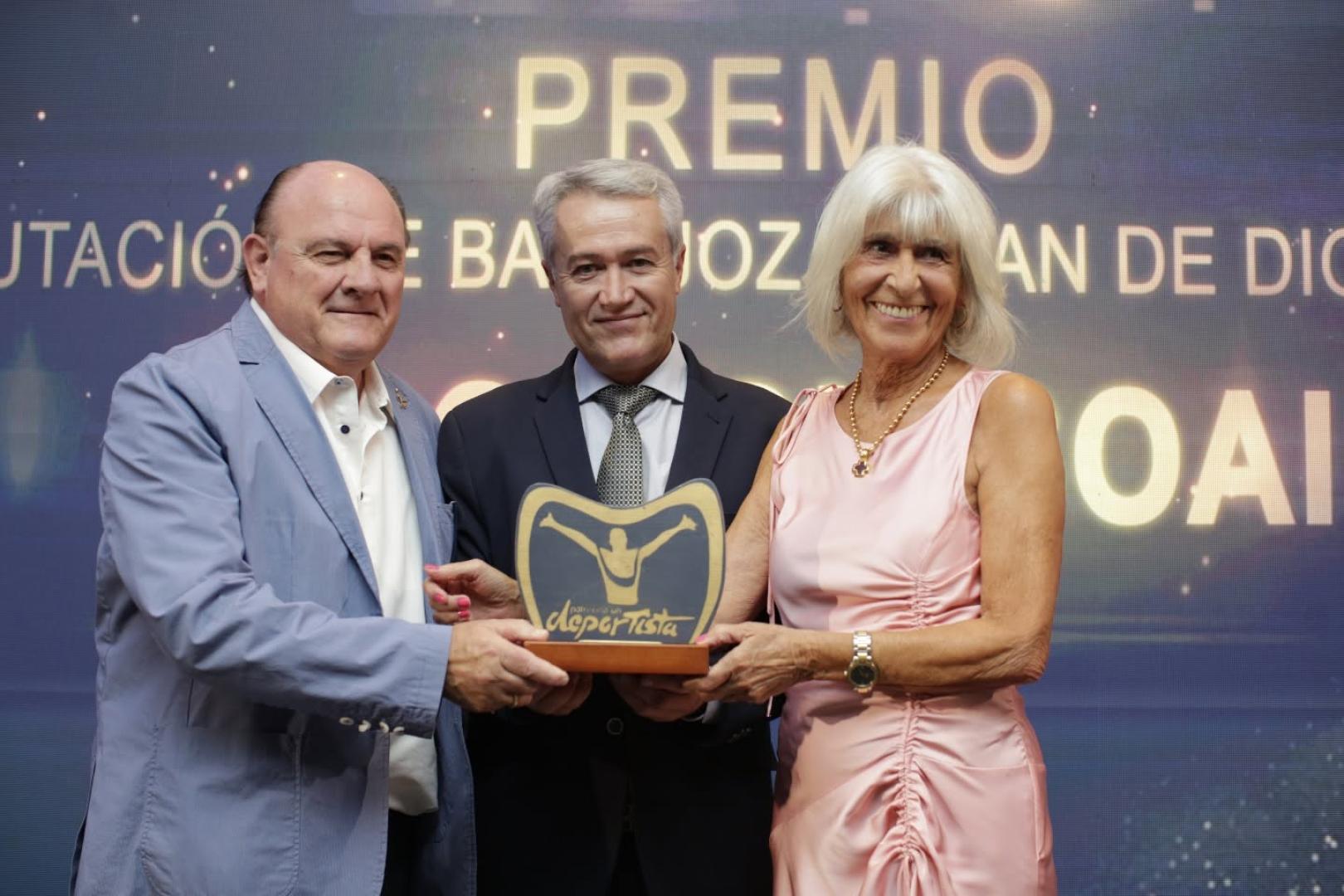 ‘Zupo’ Equísoain, junto a Manuel Gómez y Elvira González durante la entrega del reconocimiento a su trayectoria