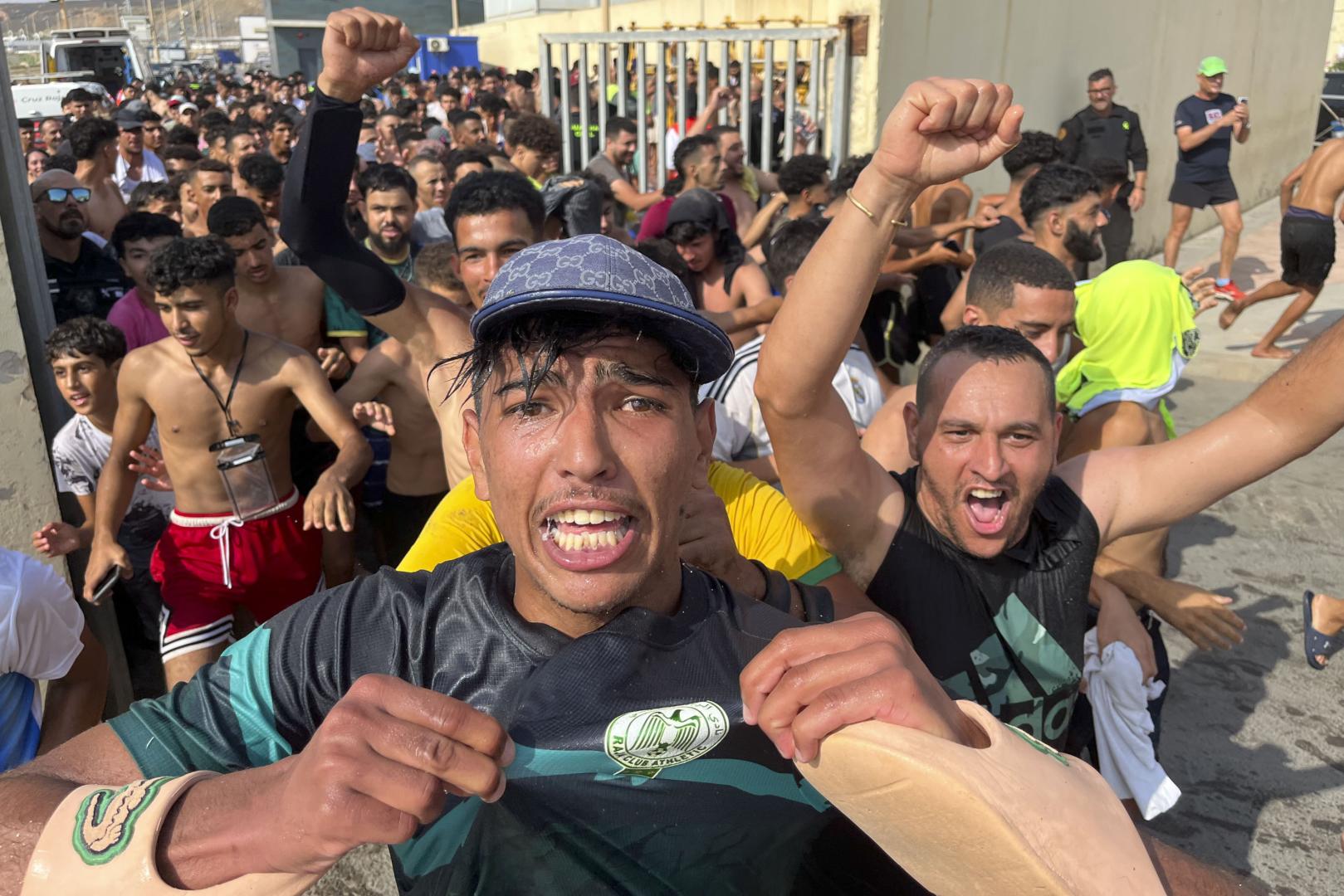 Alrededor de 80.000 migrantes cruzaron la frontera ceutí con Marruecos entre los días 30 y 31 de julio