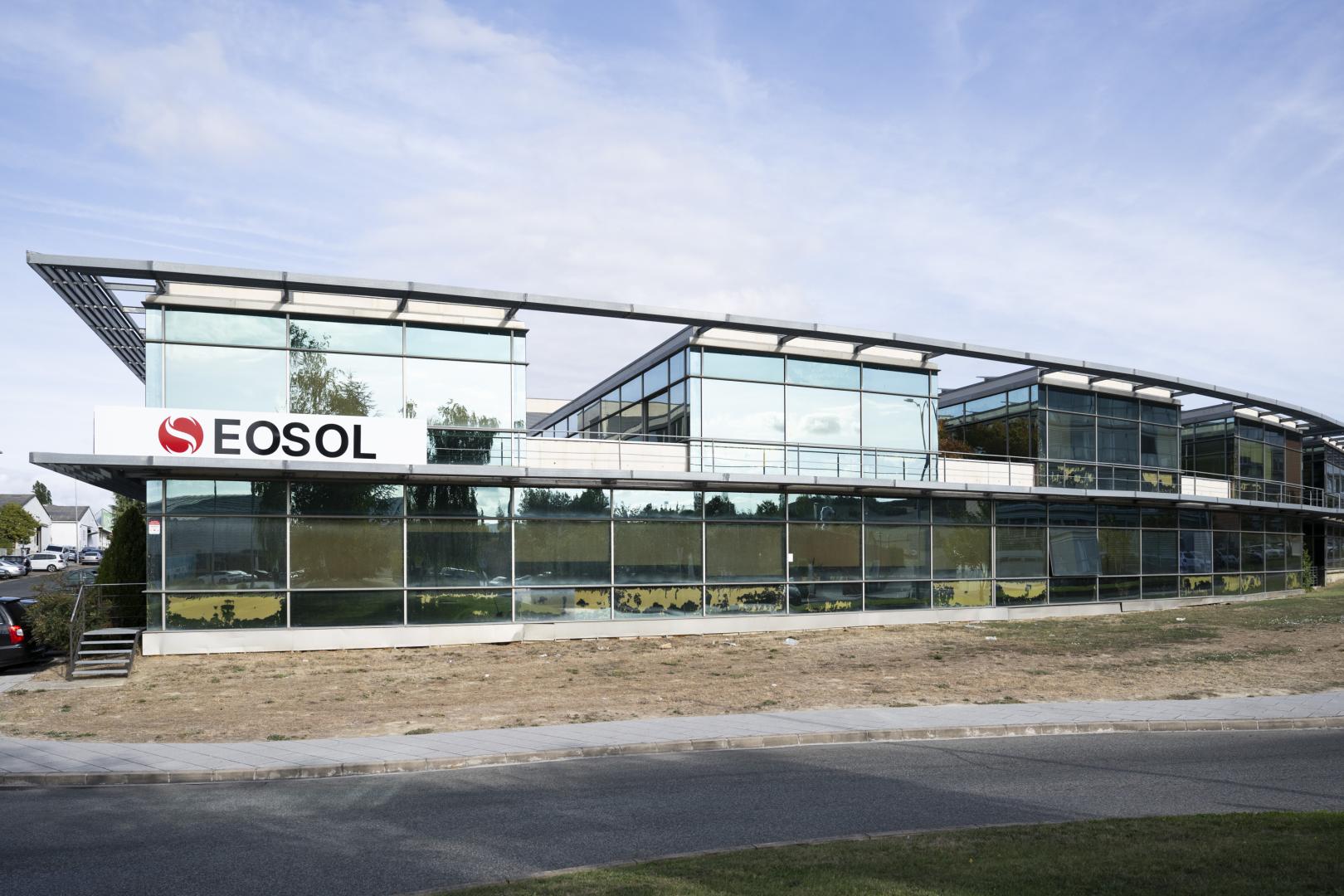 Fachada del edificio que acoge las oficinas del Grupo EOSOL en Mutilva, Navarra.