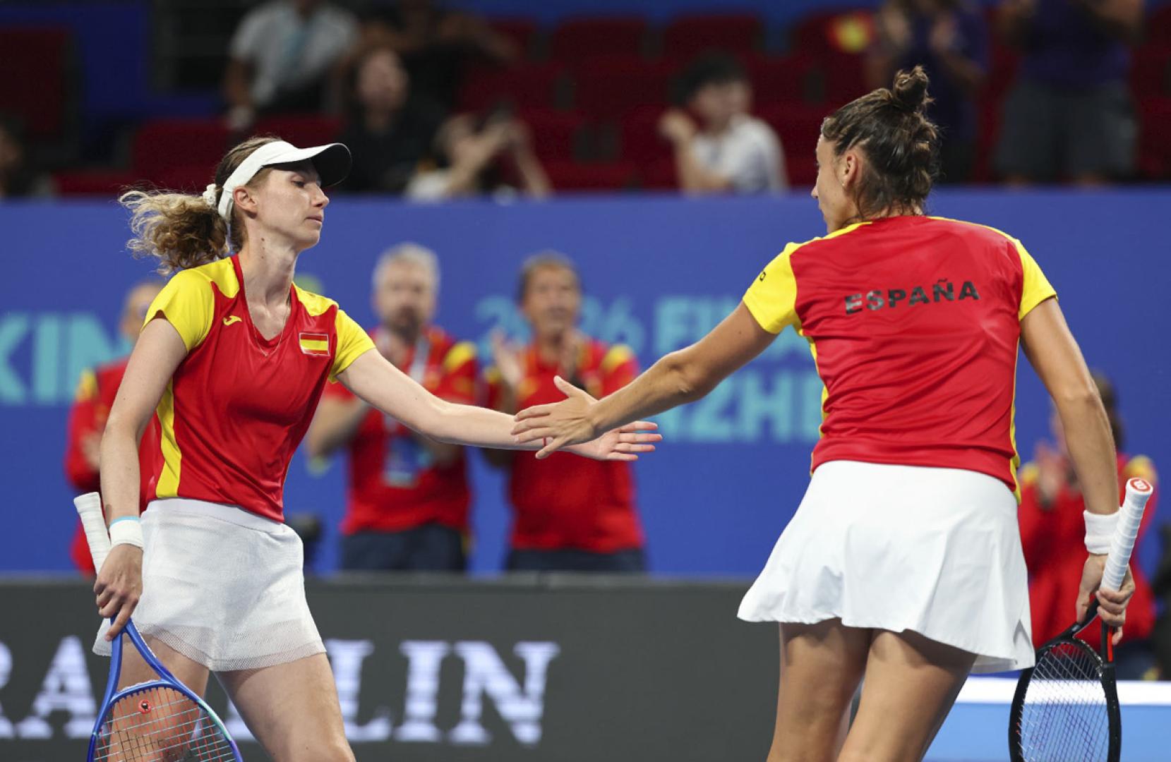 Cristina Bucsa y Sara Sorribes, en el partido ante las kazajas Anna Danilina y Zhibek Kulambayeva