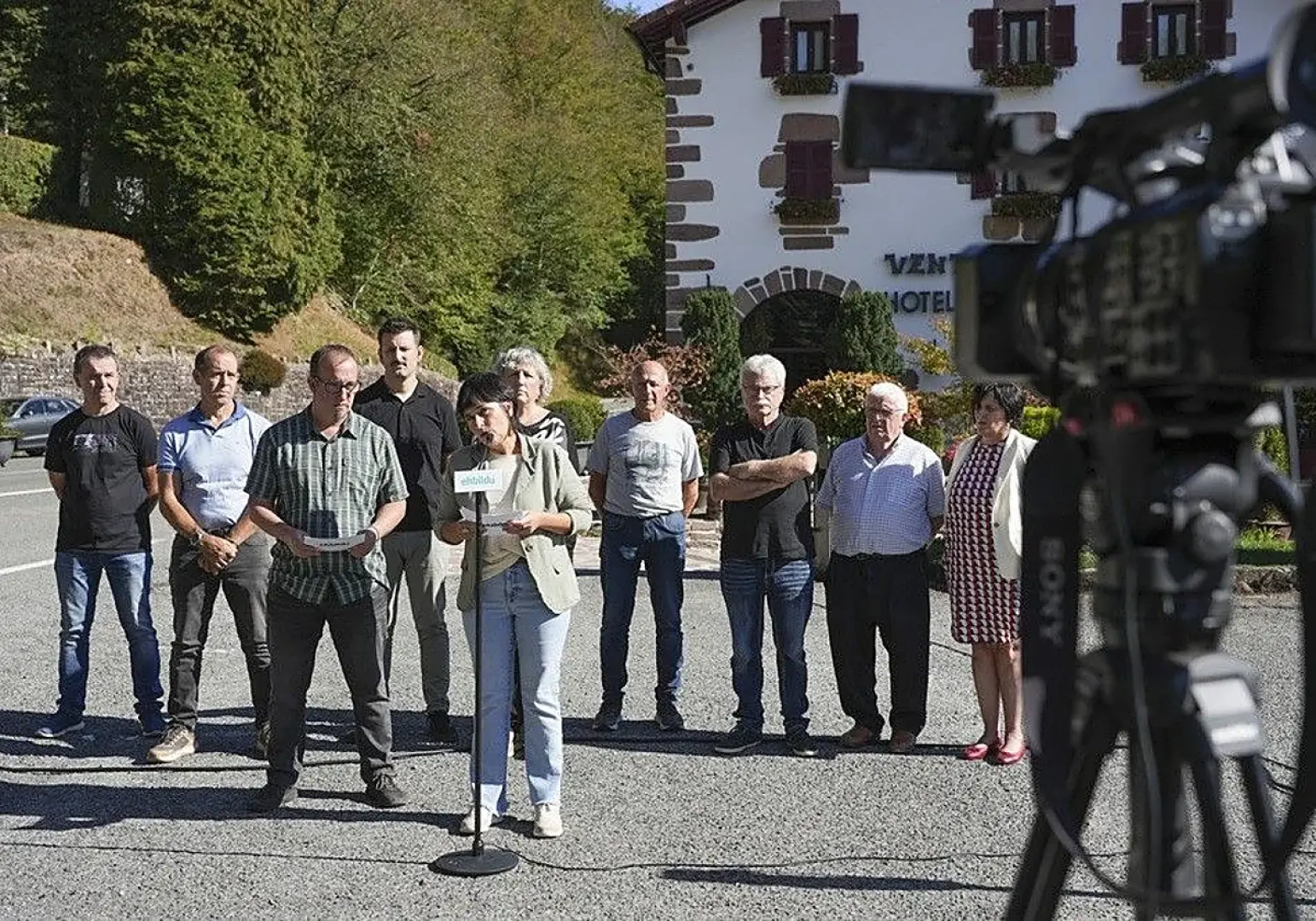 La parlamentaria de EH Bildu, Laura Aznal, junto a alcaldes de Baztan-Bidasoa y Ultzama de su formación.