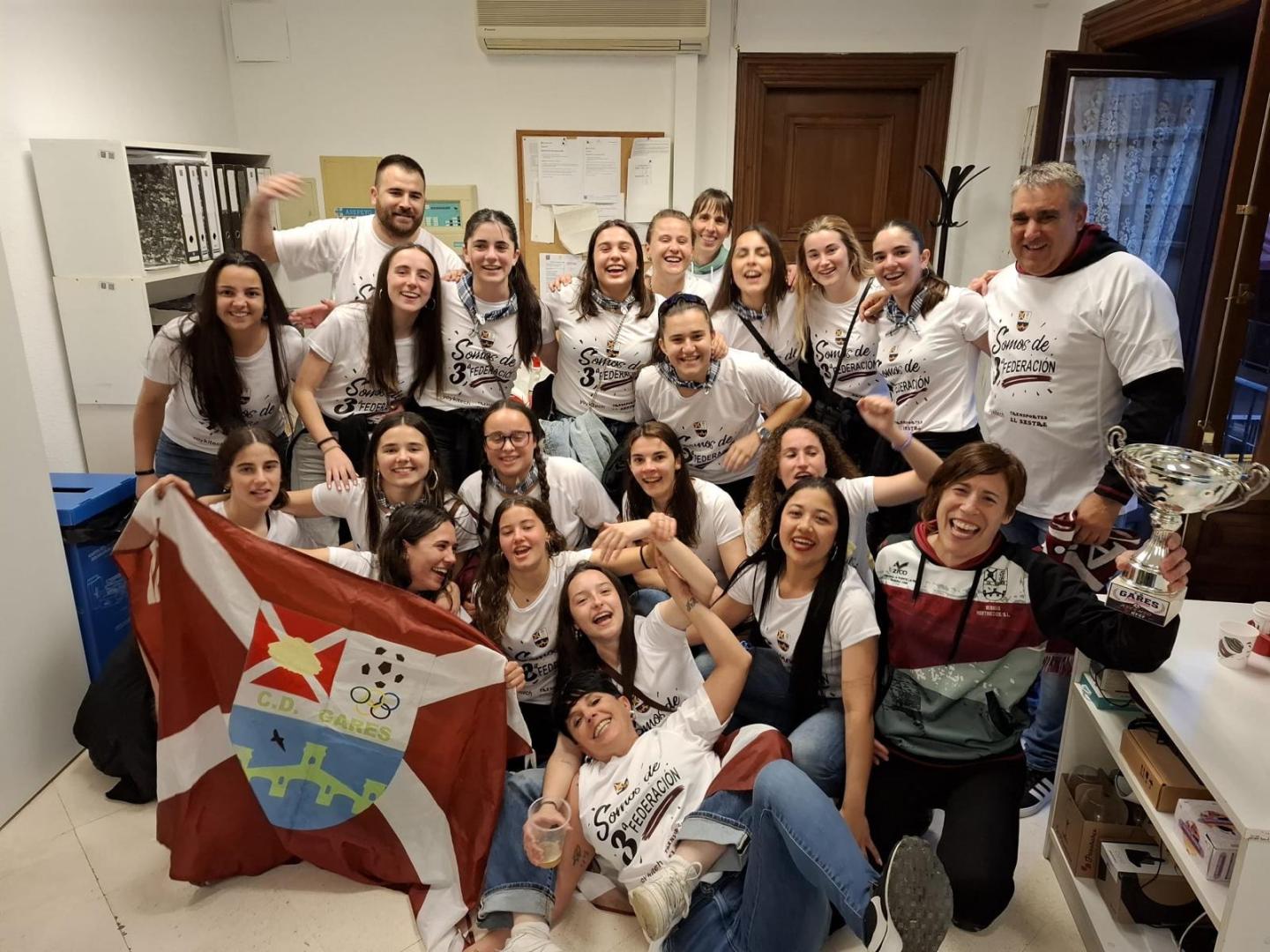 La plantilla del Gares celebra la consecución del ascenso a Tercera RFEF tras empatar con Osasuna C.